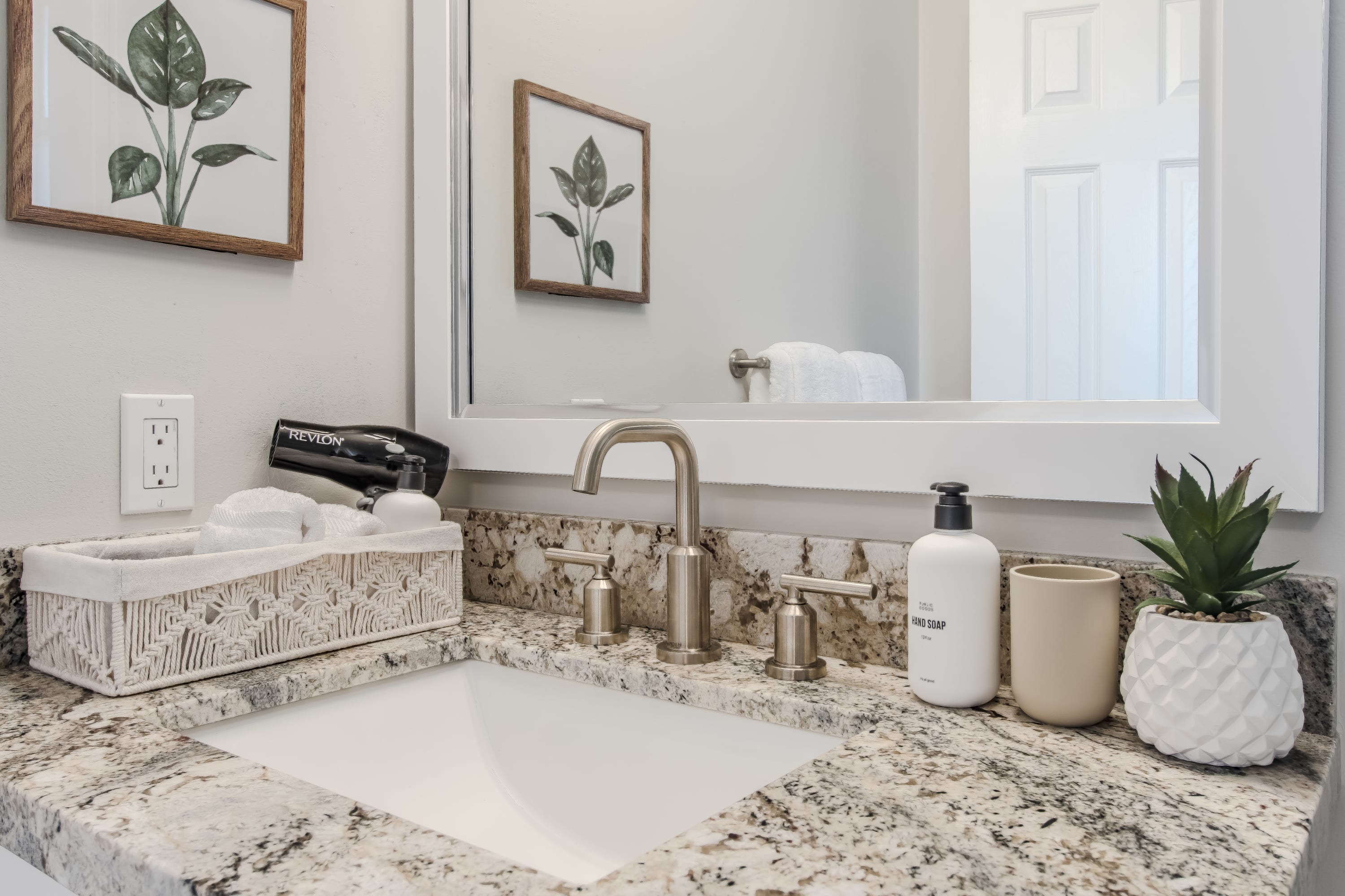 10 Mins to Beach – 2BR Private Pool + Grill