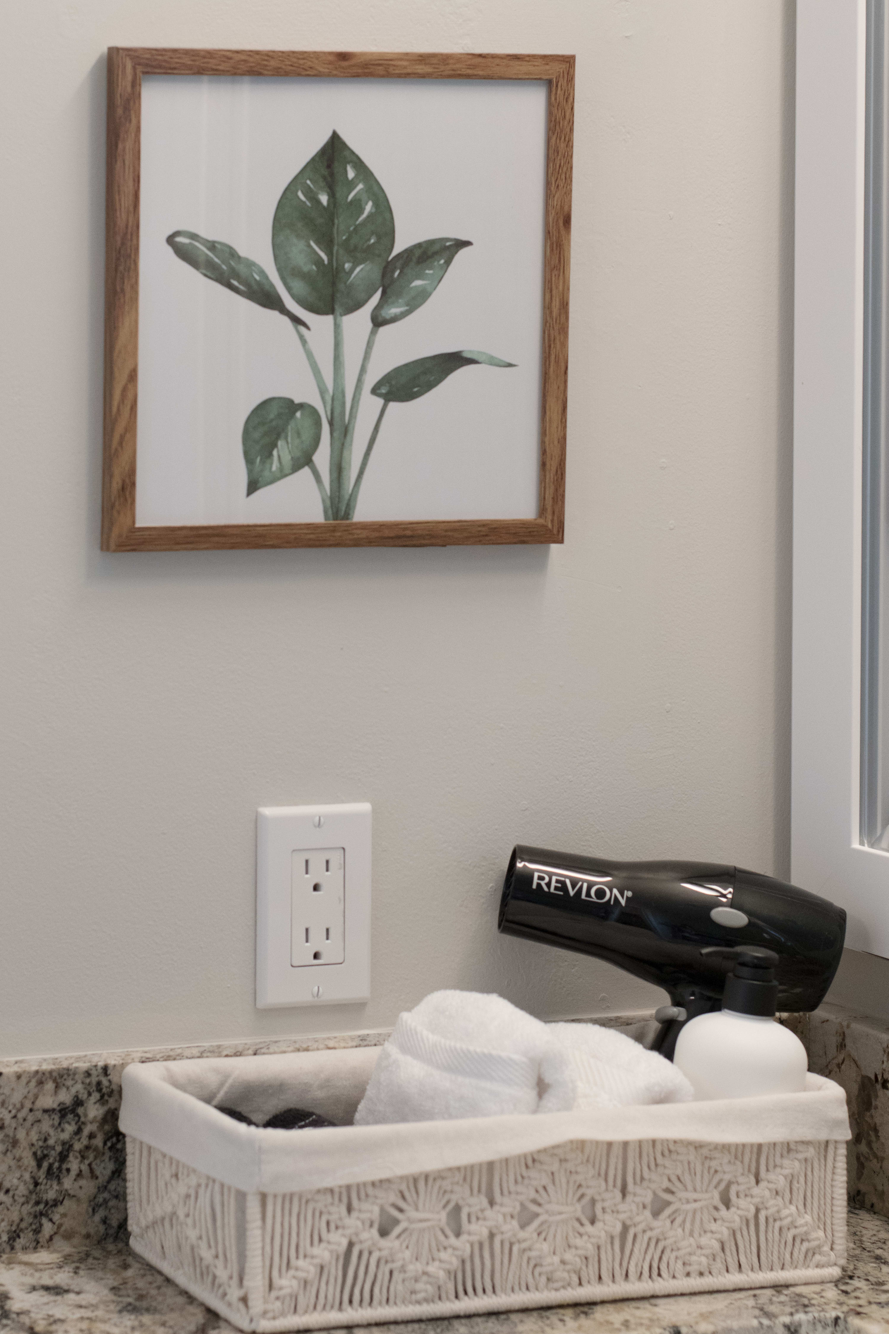 10 Mins to Beach – 2BR Private Pool + Grill