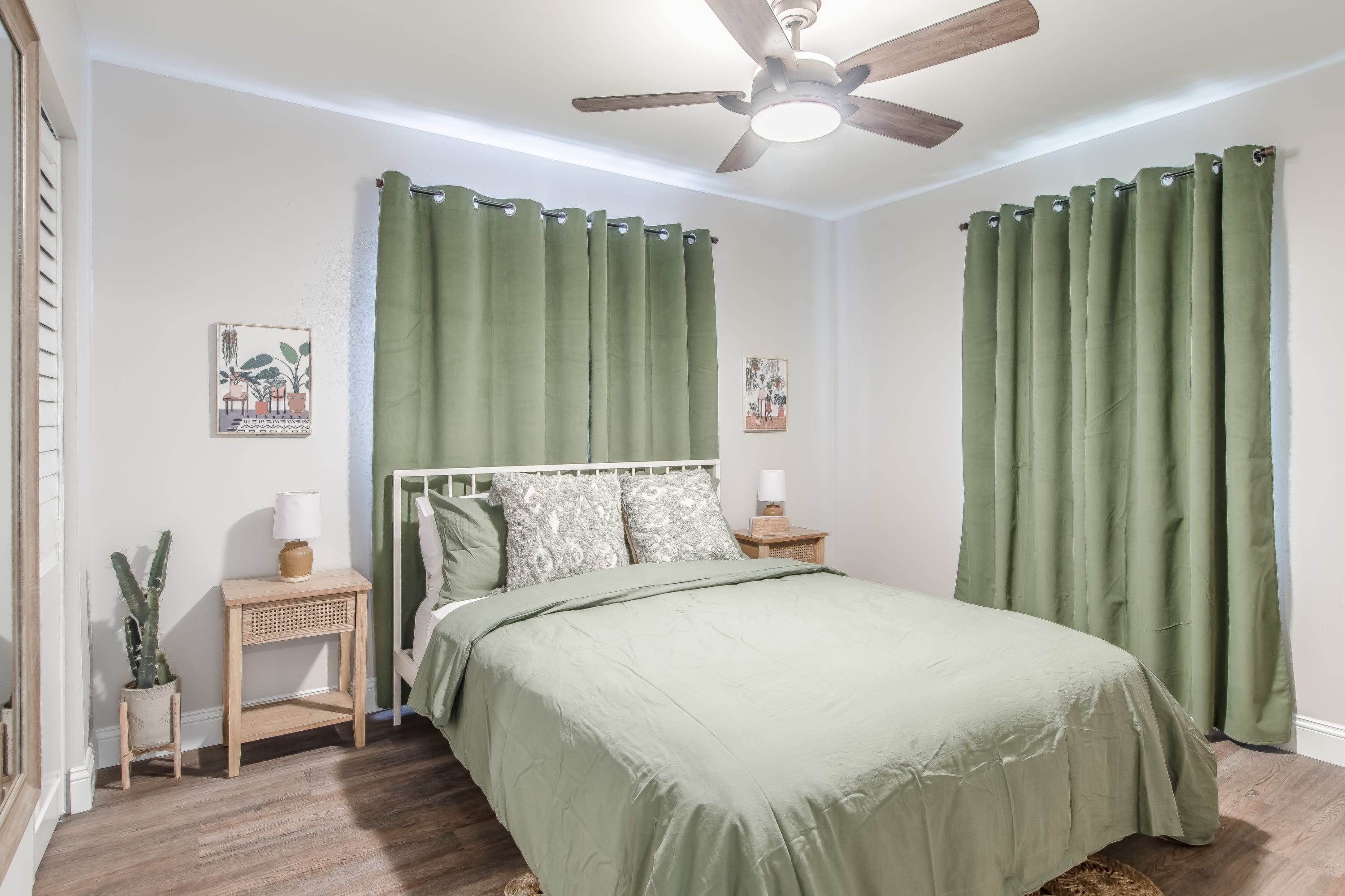 10 Mins to Beach – 2BR Private Pool + Grill