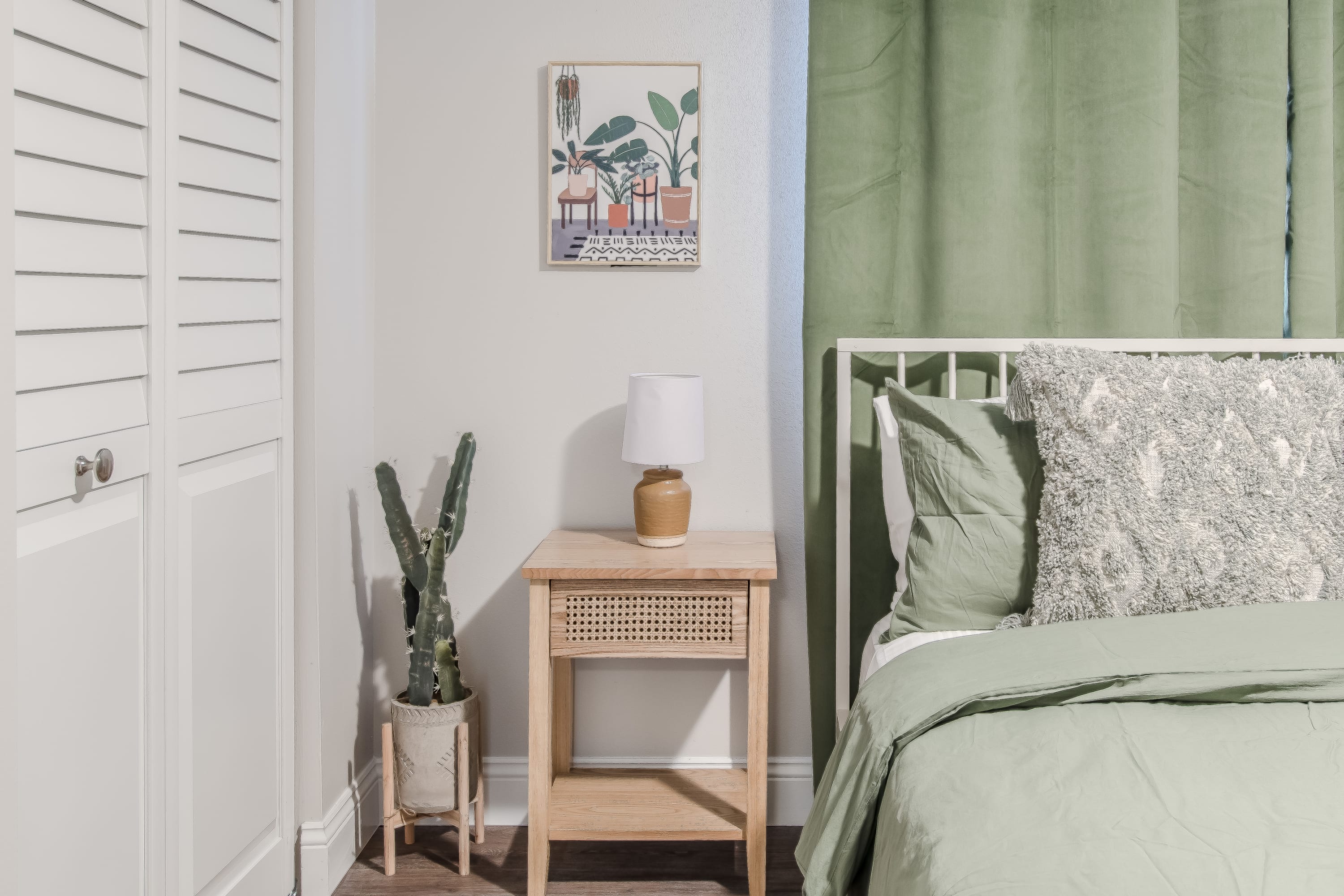 10 Mins to Beach – 2BR Private Pool + Grill