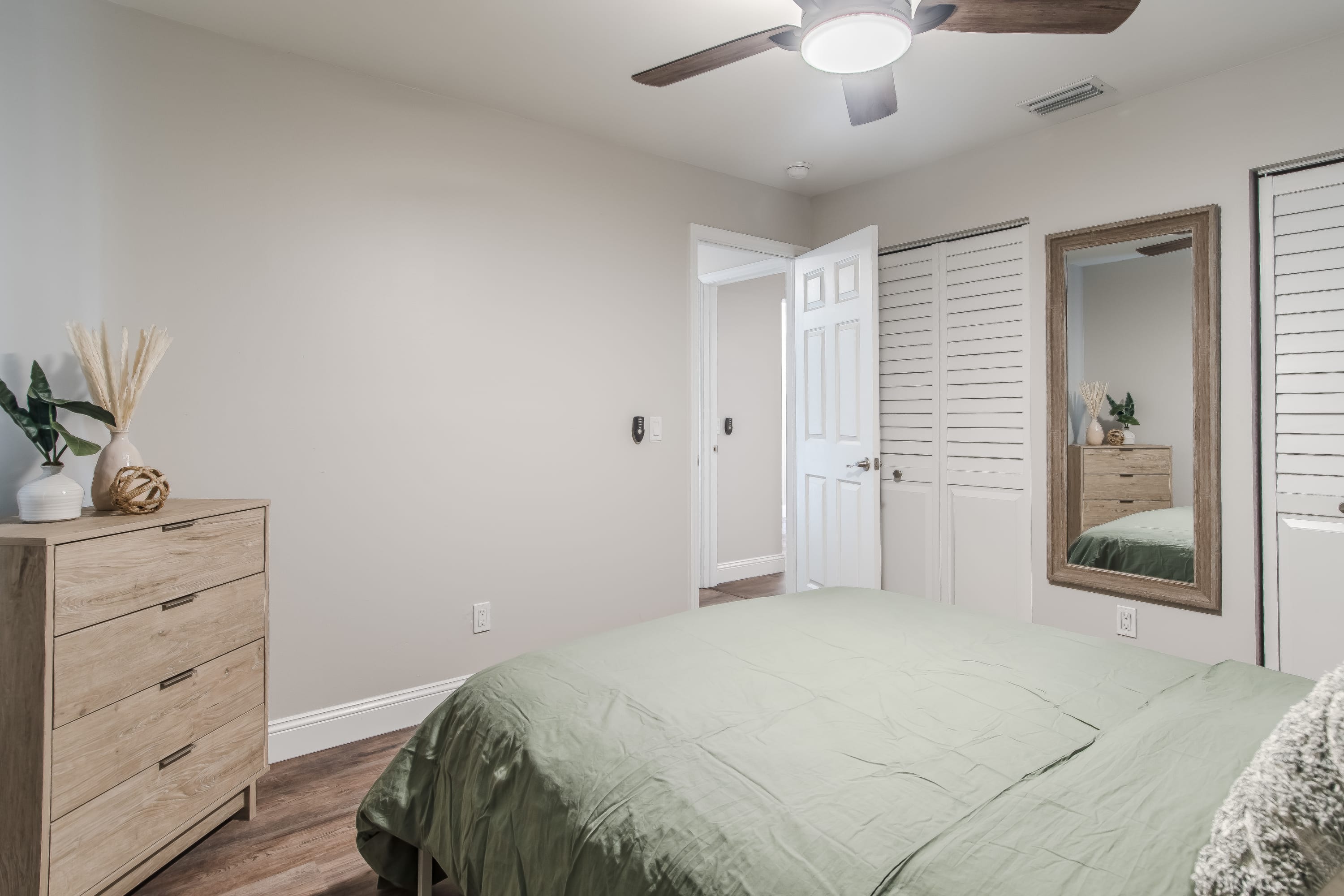 10 Mins to Beach – 2BR Private Pool + Grill