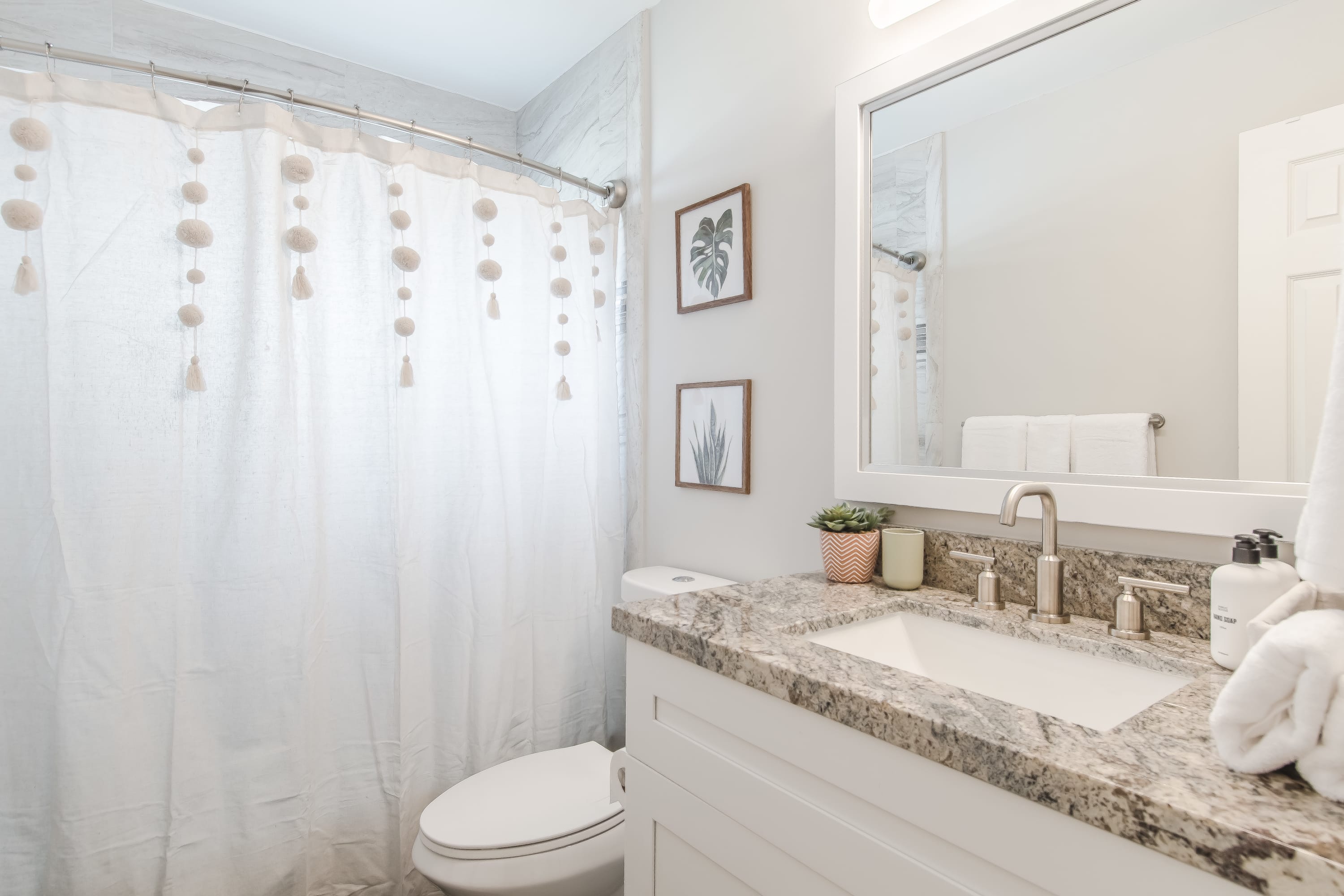 10 Mins to Beach – 2BR Private Pool + Grill