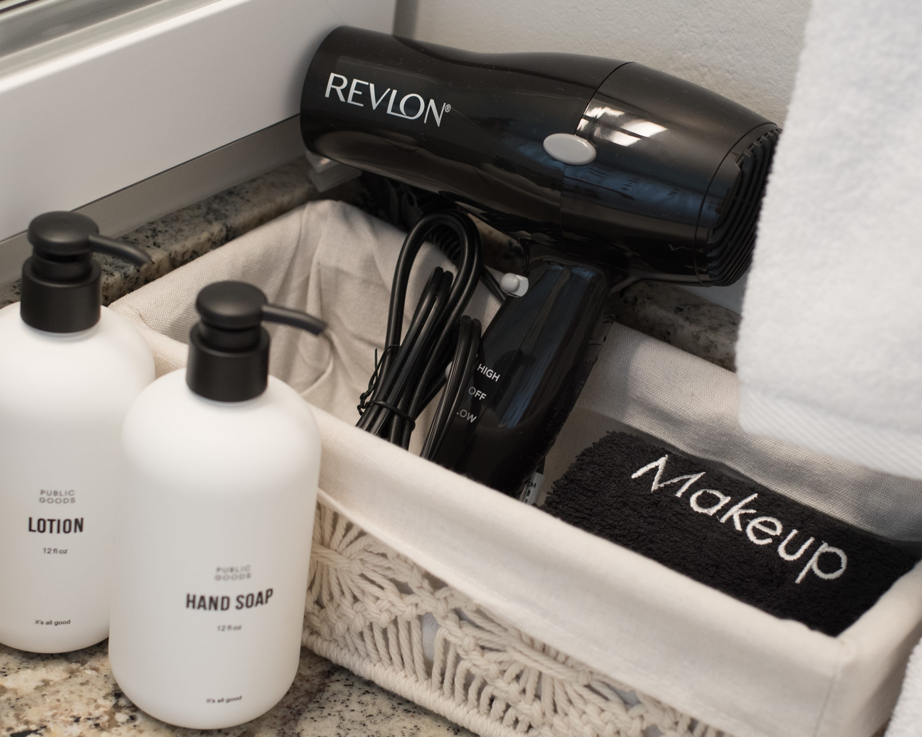 10 Mins to Beach – 2BR Private Pool + Grill