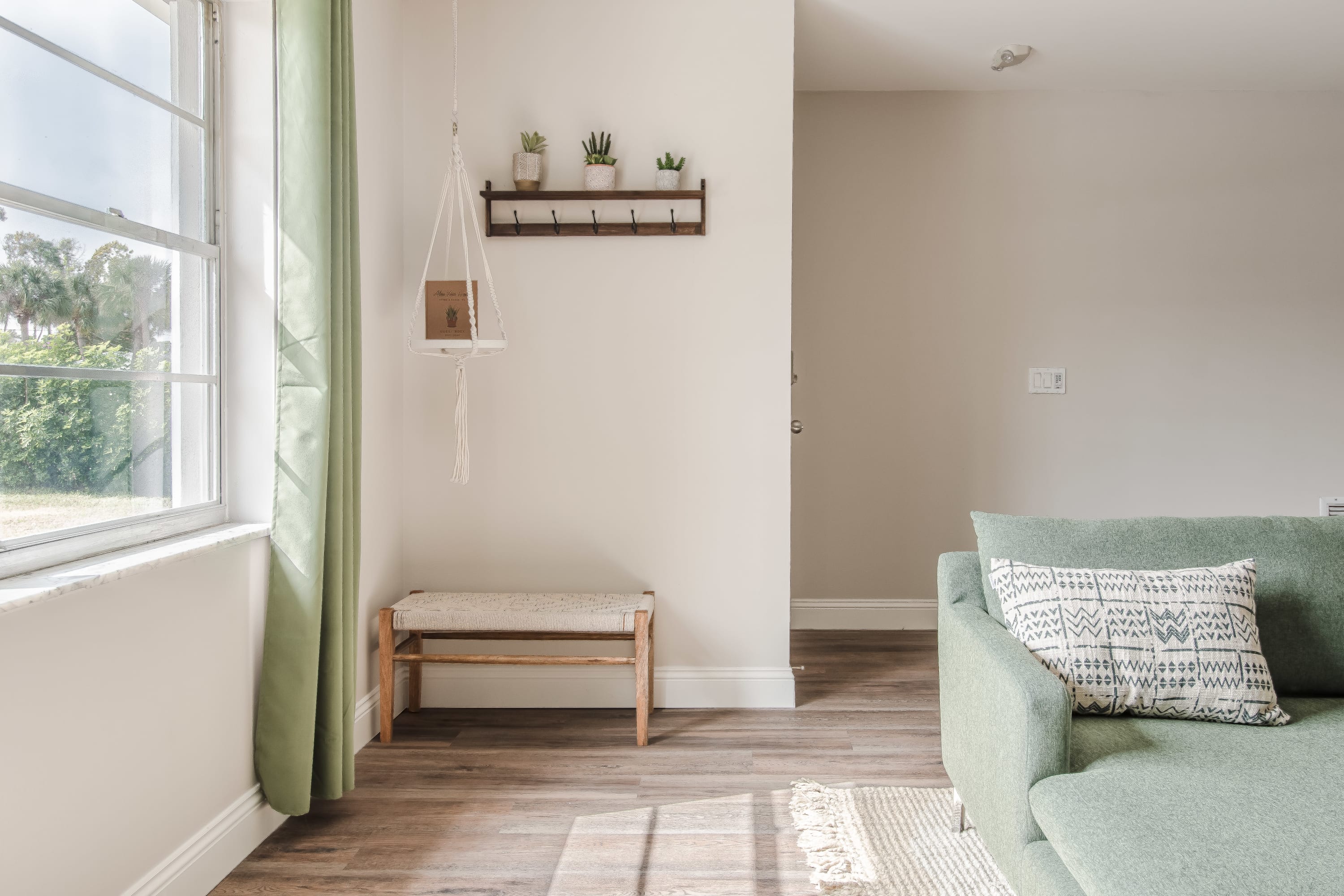 10 Mins to Beach – 2BR Private Pool + Grill