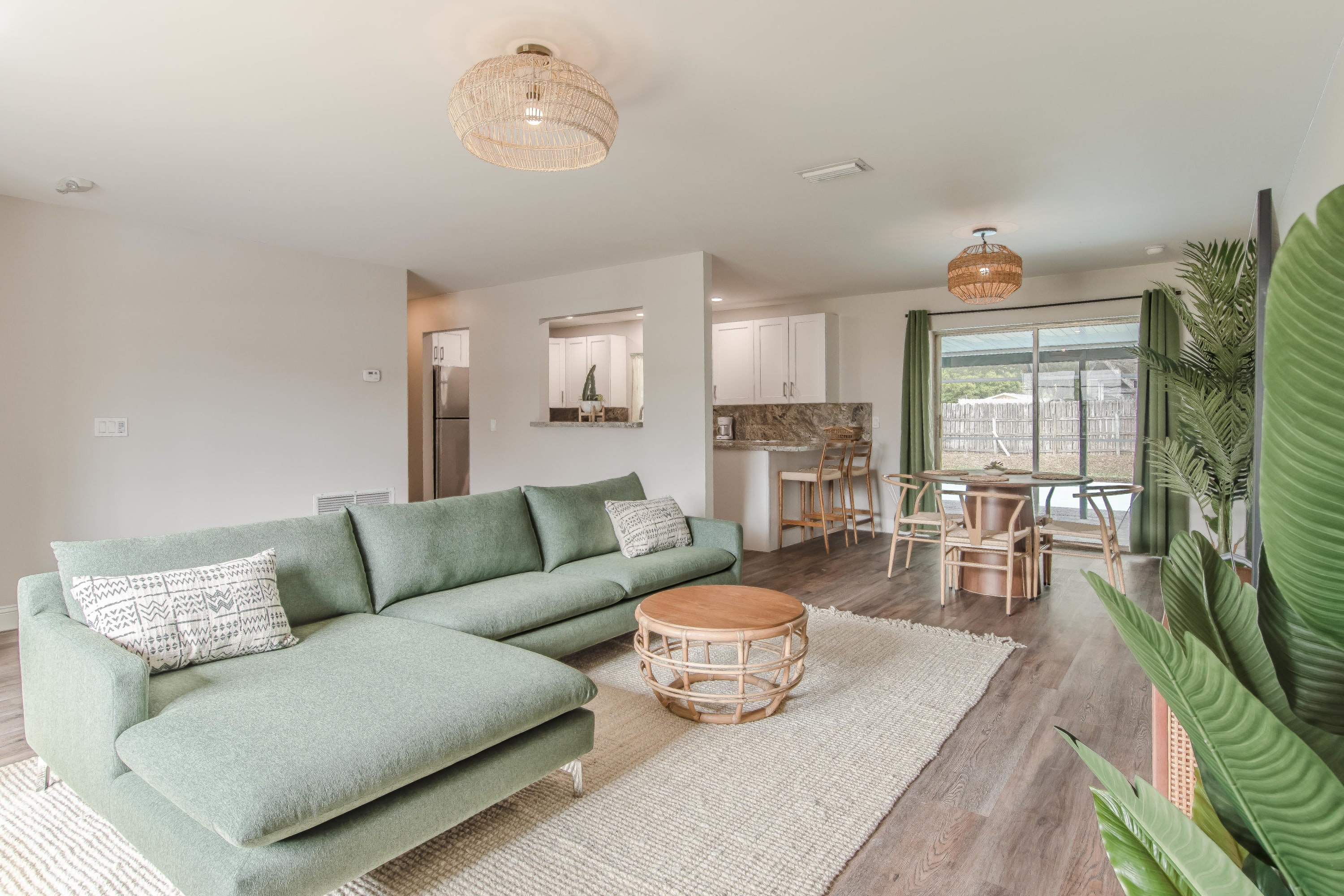 10 Mins to Beach – 2BR Private Pool + Grill