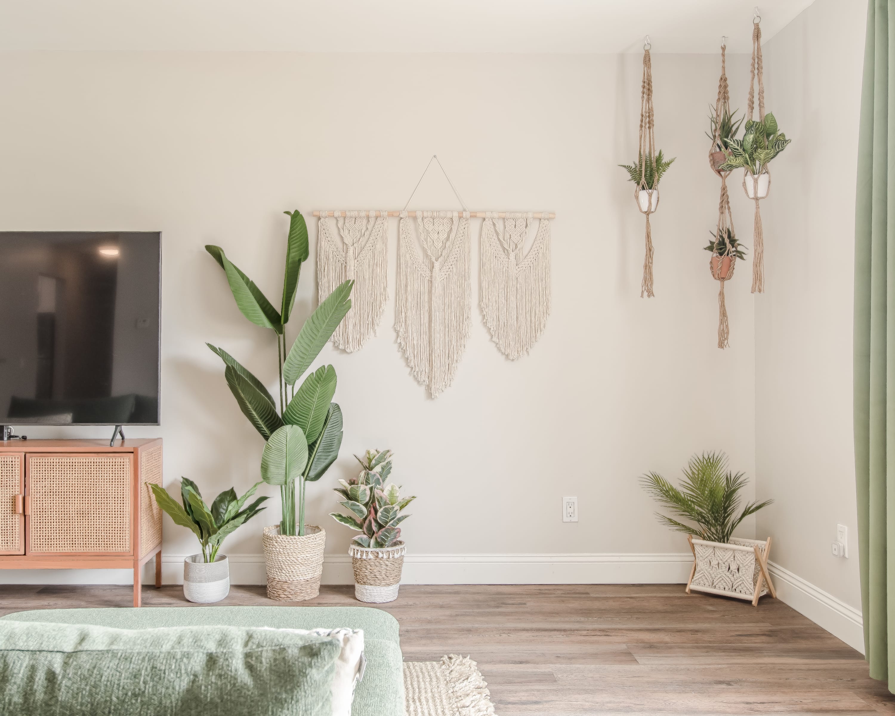 10 Mins to Beach – 2BR Private Pool + Grill