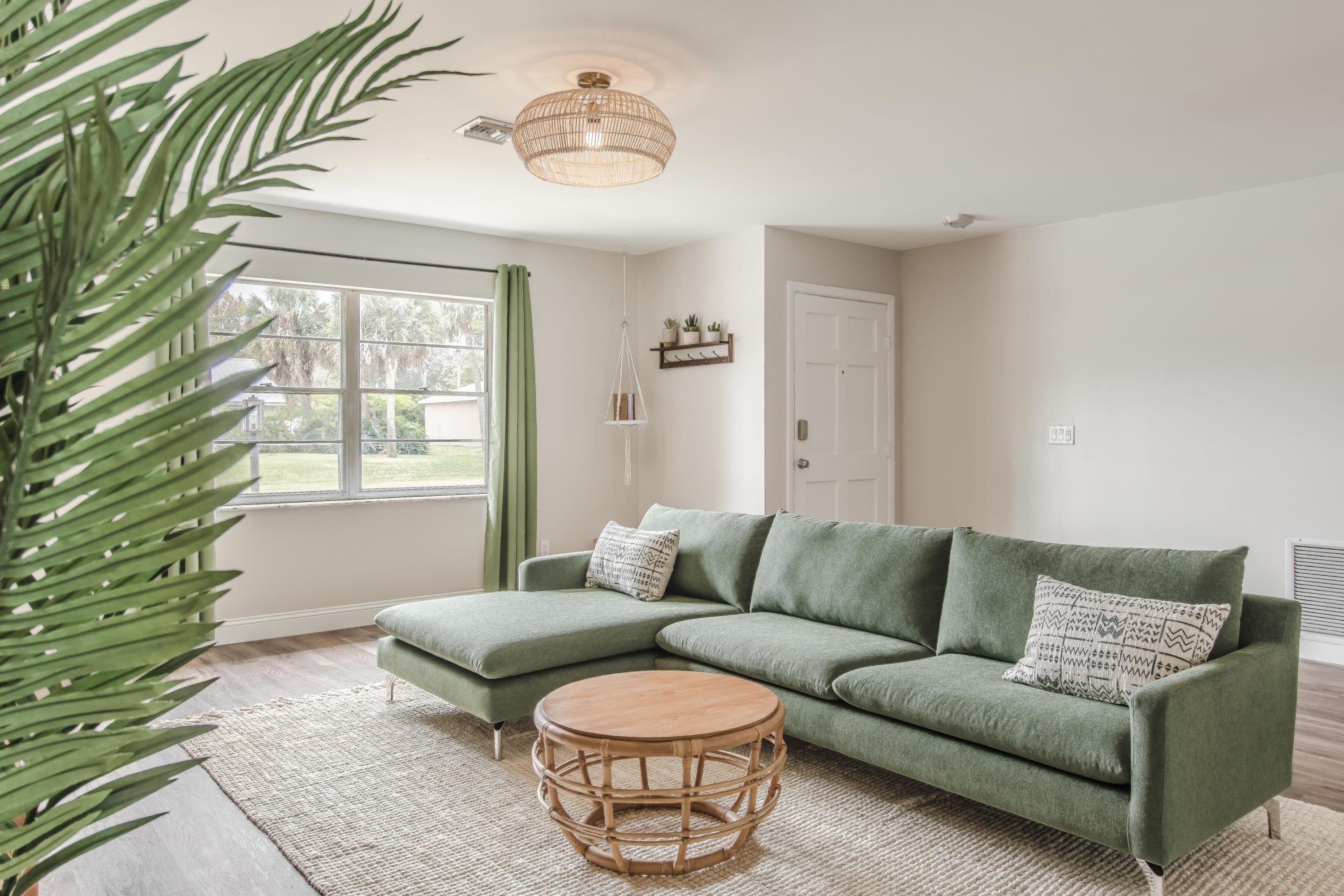 10 Mins to Beach – 2BR Private Pool + Grill