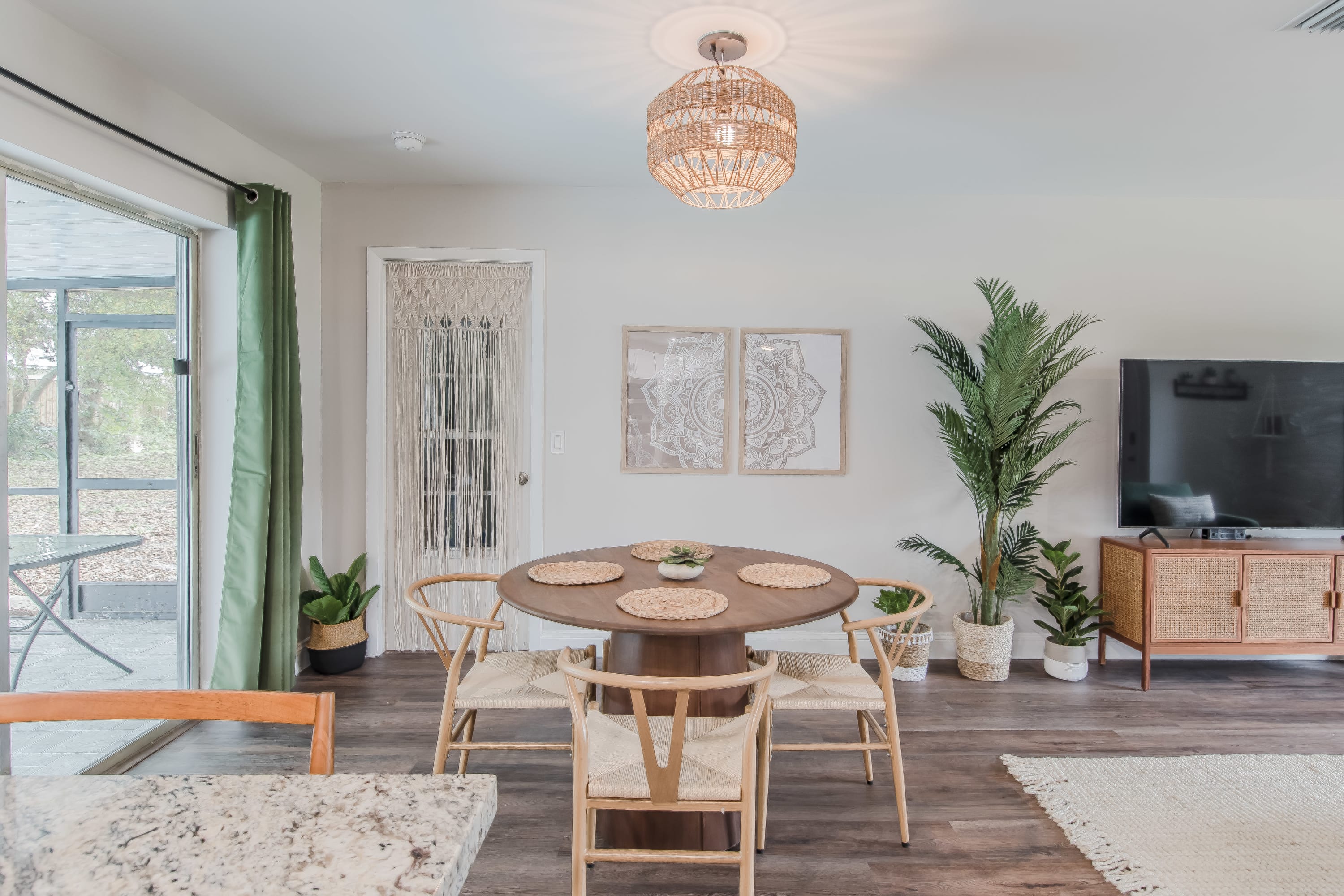 10 Mins to Beach – 2BR Private Pool + Grill