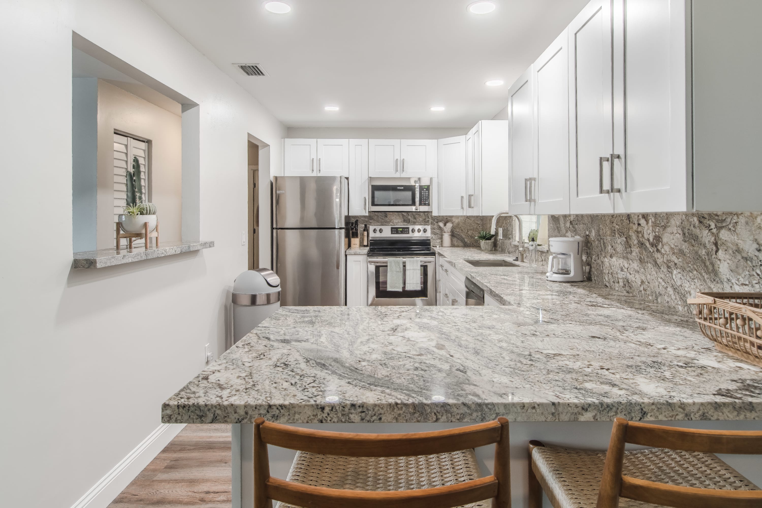 10 Mins to Beach – 2BR Private Pool + Grill