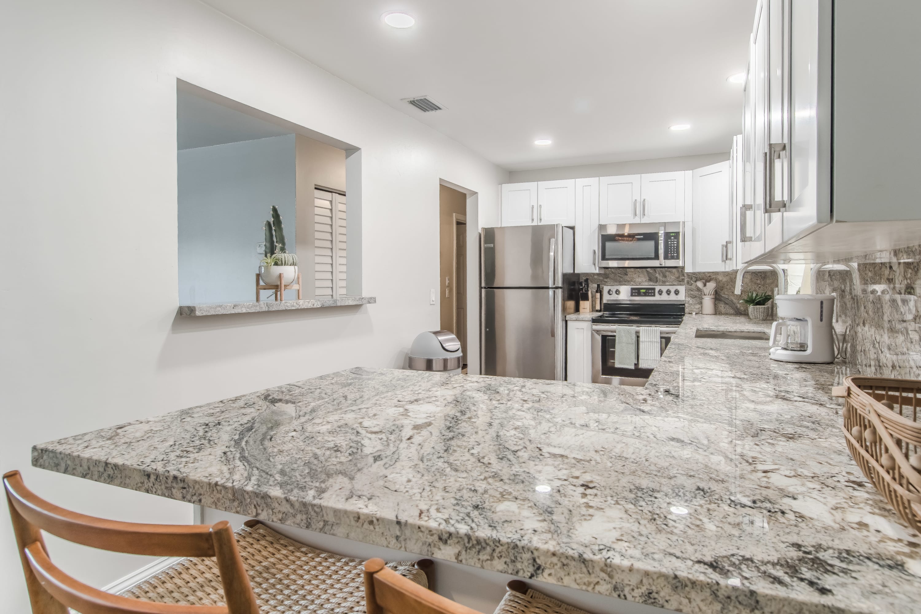 10 Mins to Beach – 2BR Private Pool + Grill