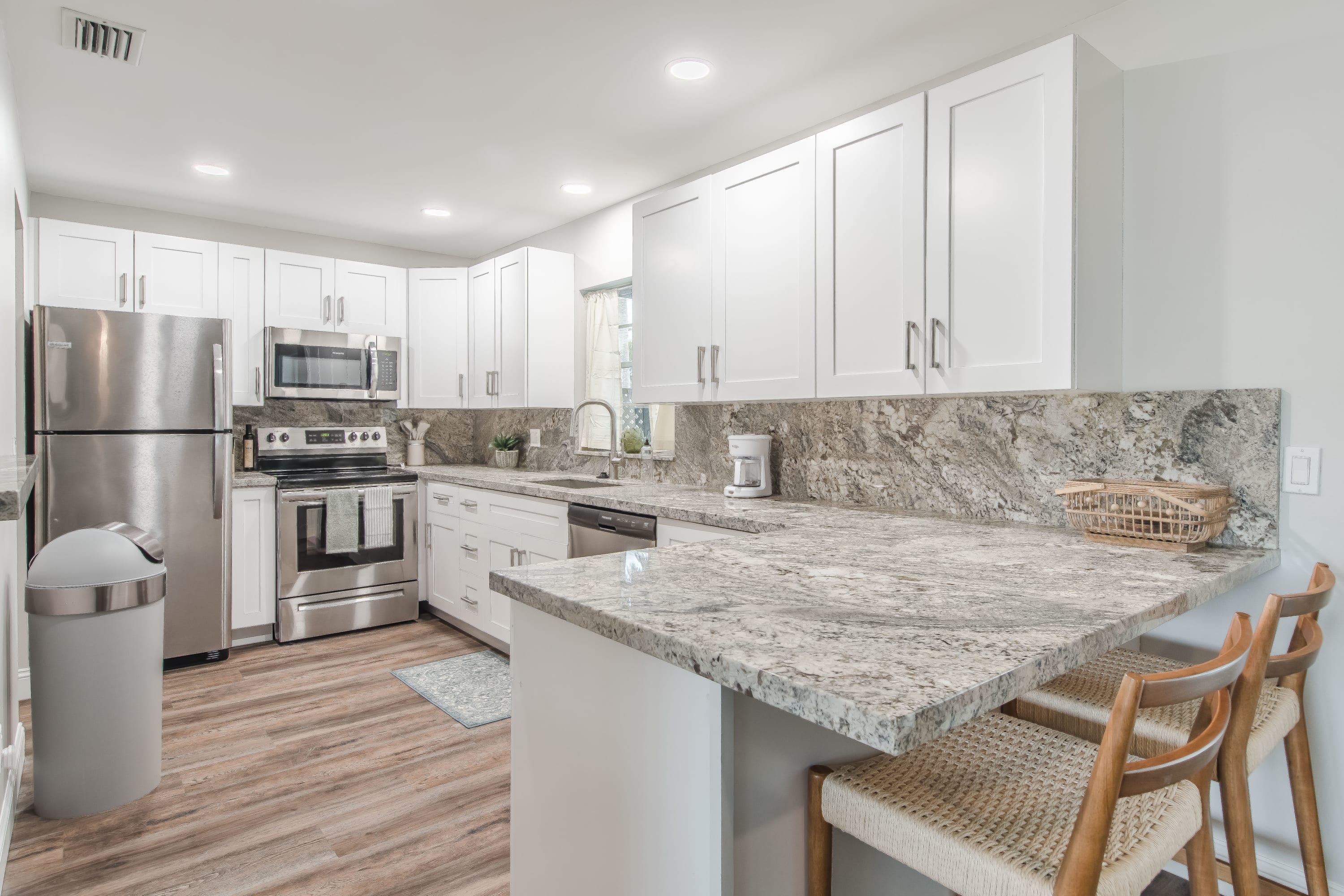 10 Mins to Beach – 2BR Private Pool + Grill