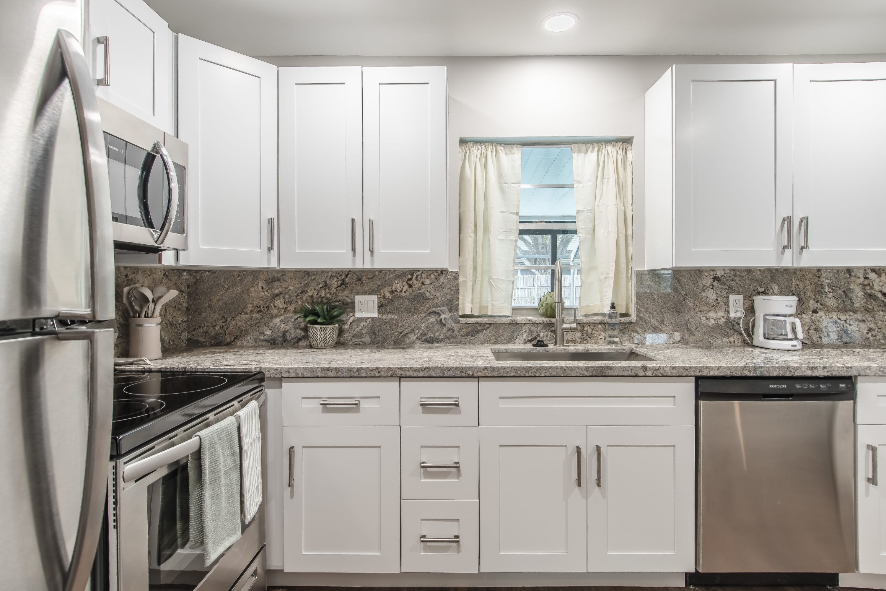 10 Mins to Beach – 2BR Private Pool + Grill