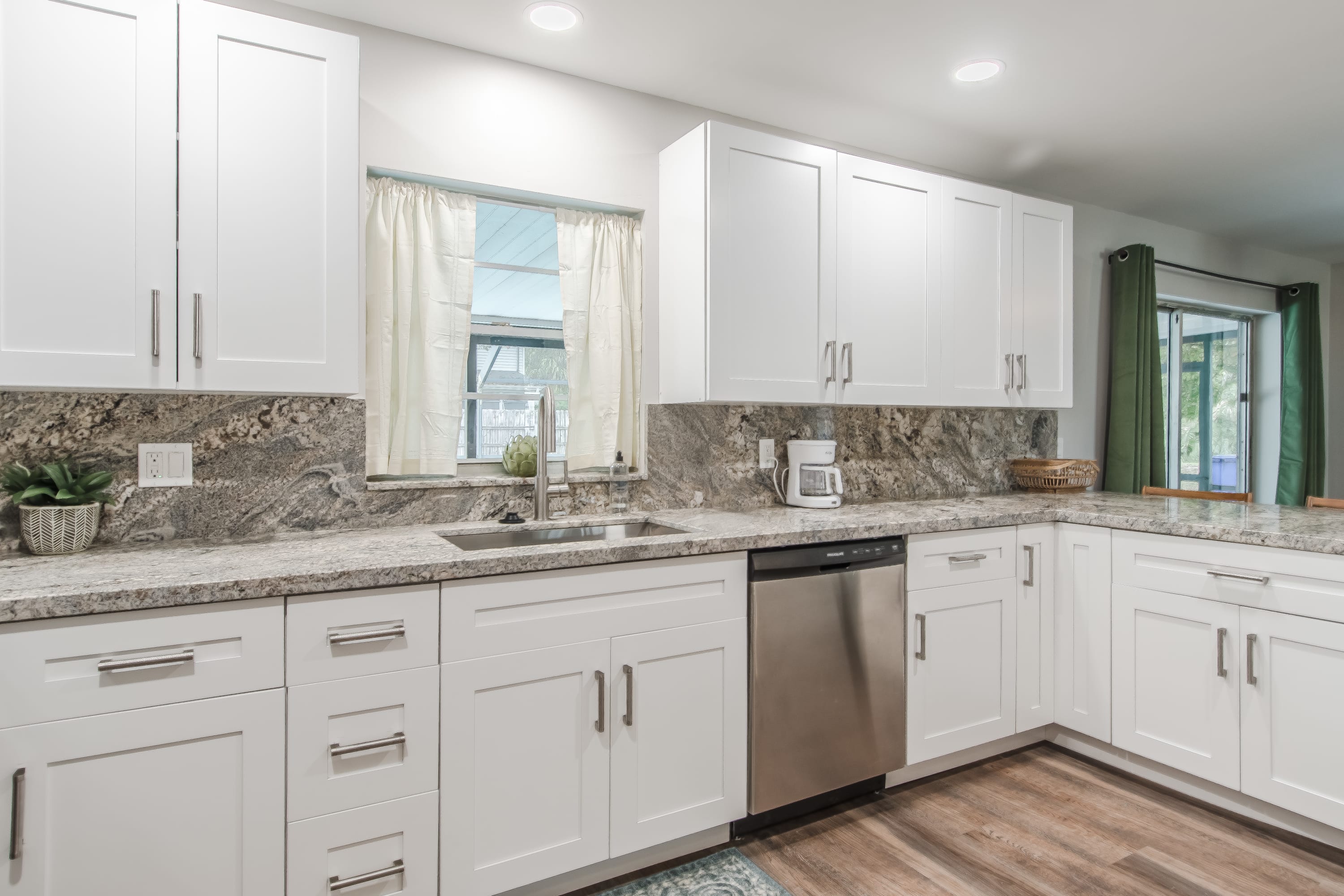 10 Mins to Beach – 2BR Private Pool + Grill