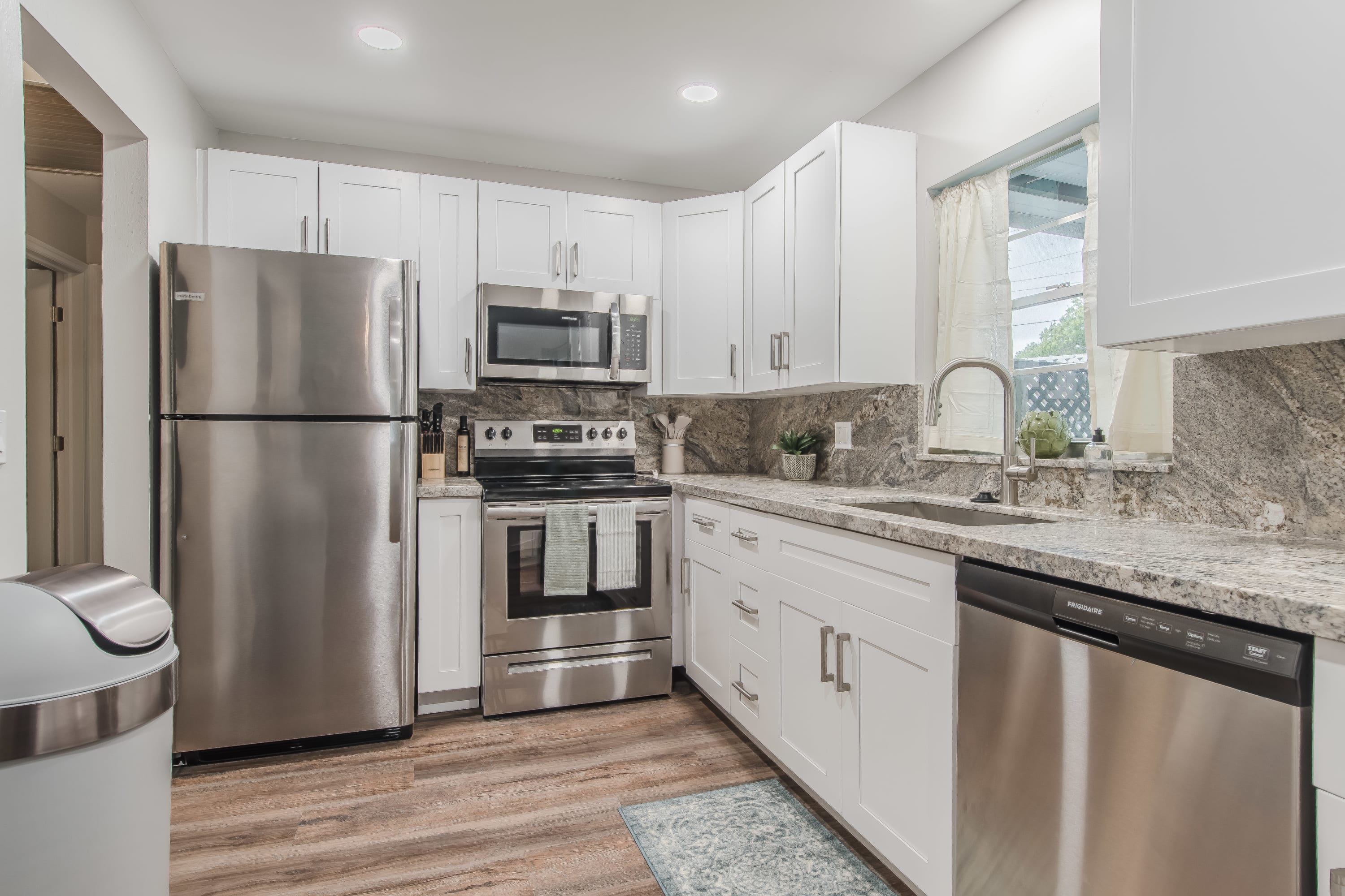 10 Mins to Beach – 2BR Private Pool + Grill