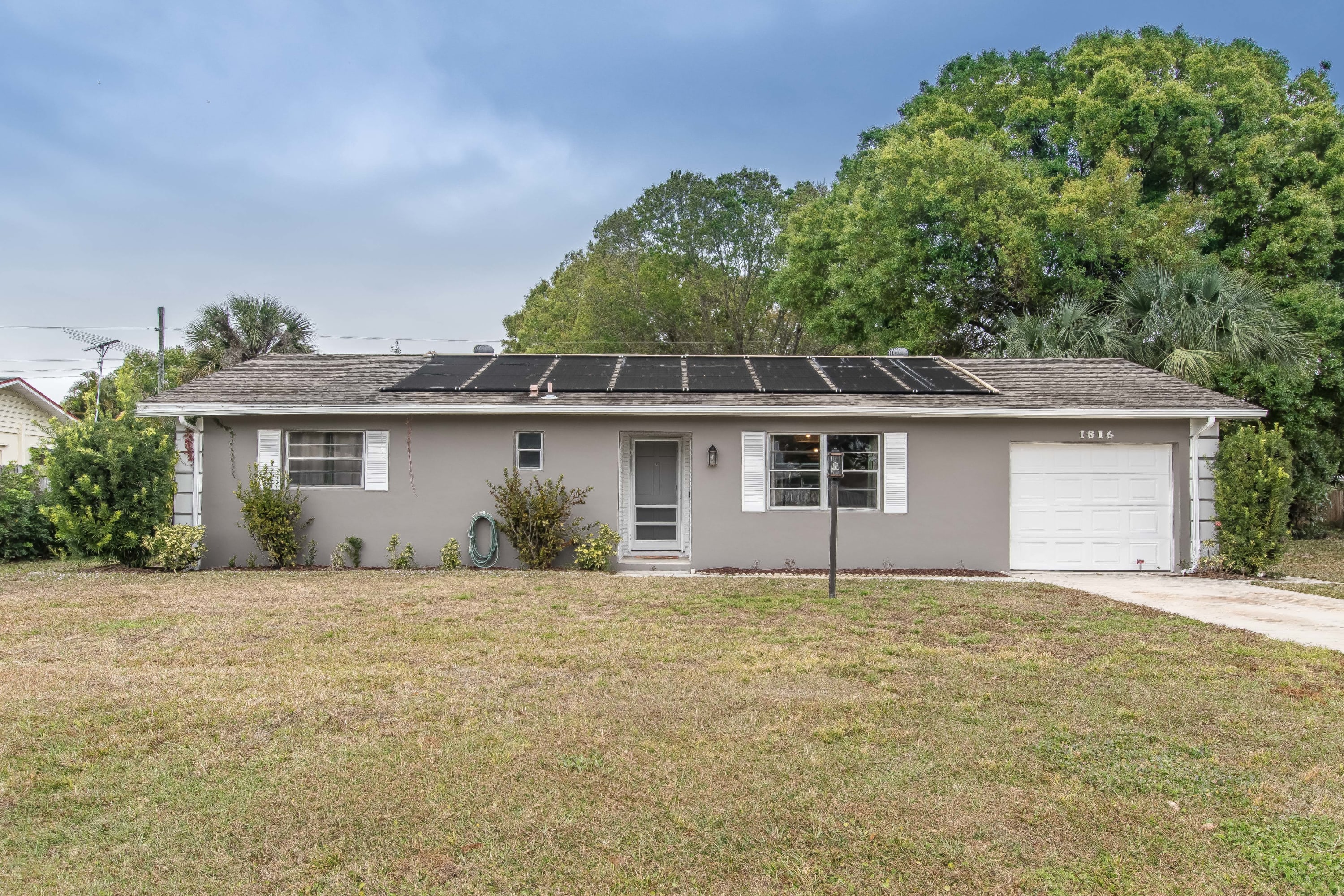 10 Mins to Beach – 2BR Private Pool + Grill