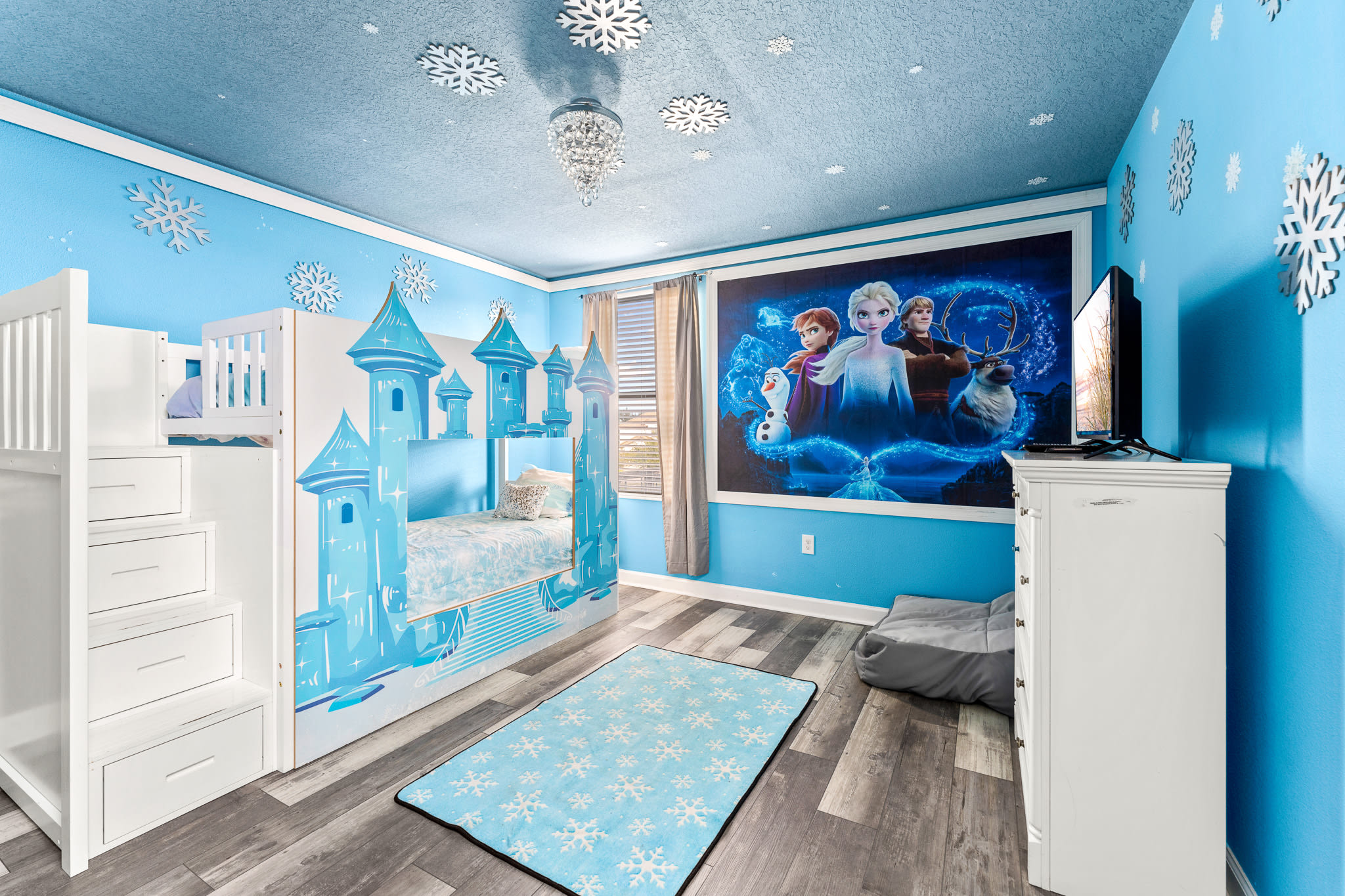 Bright themed room w/ playful decor and crisp, clean finishes.