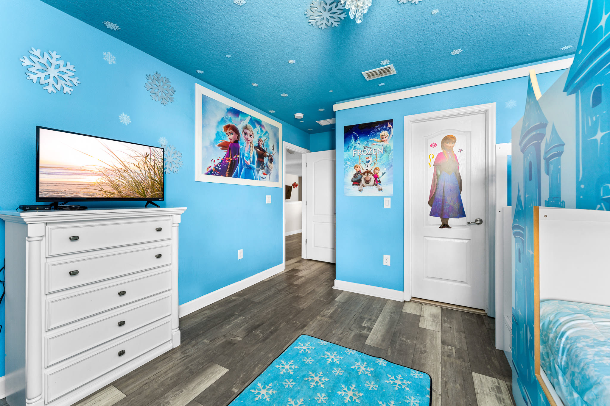 Kid-friendly bedroom w/ bright colors and coordinated decor.