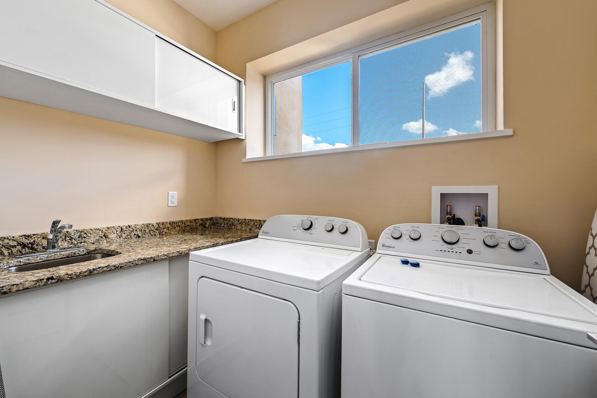 4 BR Home w/ Resort Amenities + 3 MI to Disney