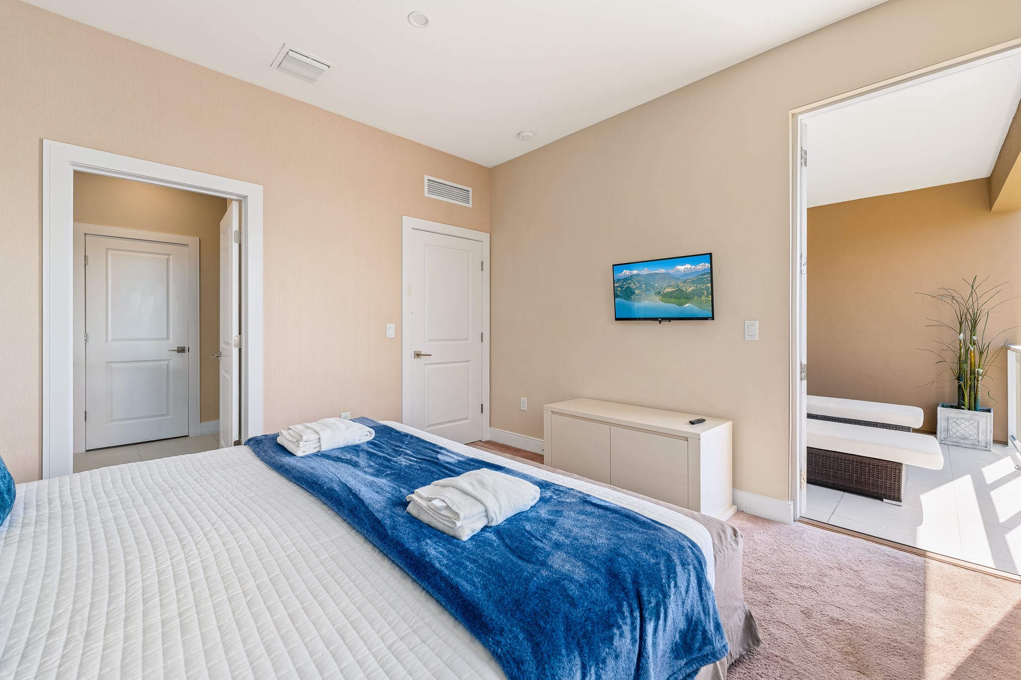 4 BR Home w/ Resort Amenities + 3 MI to Disney