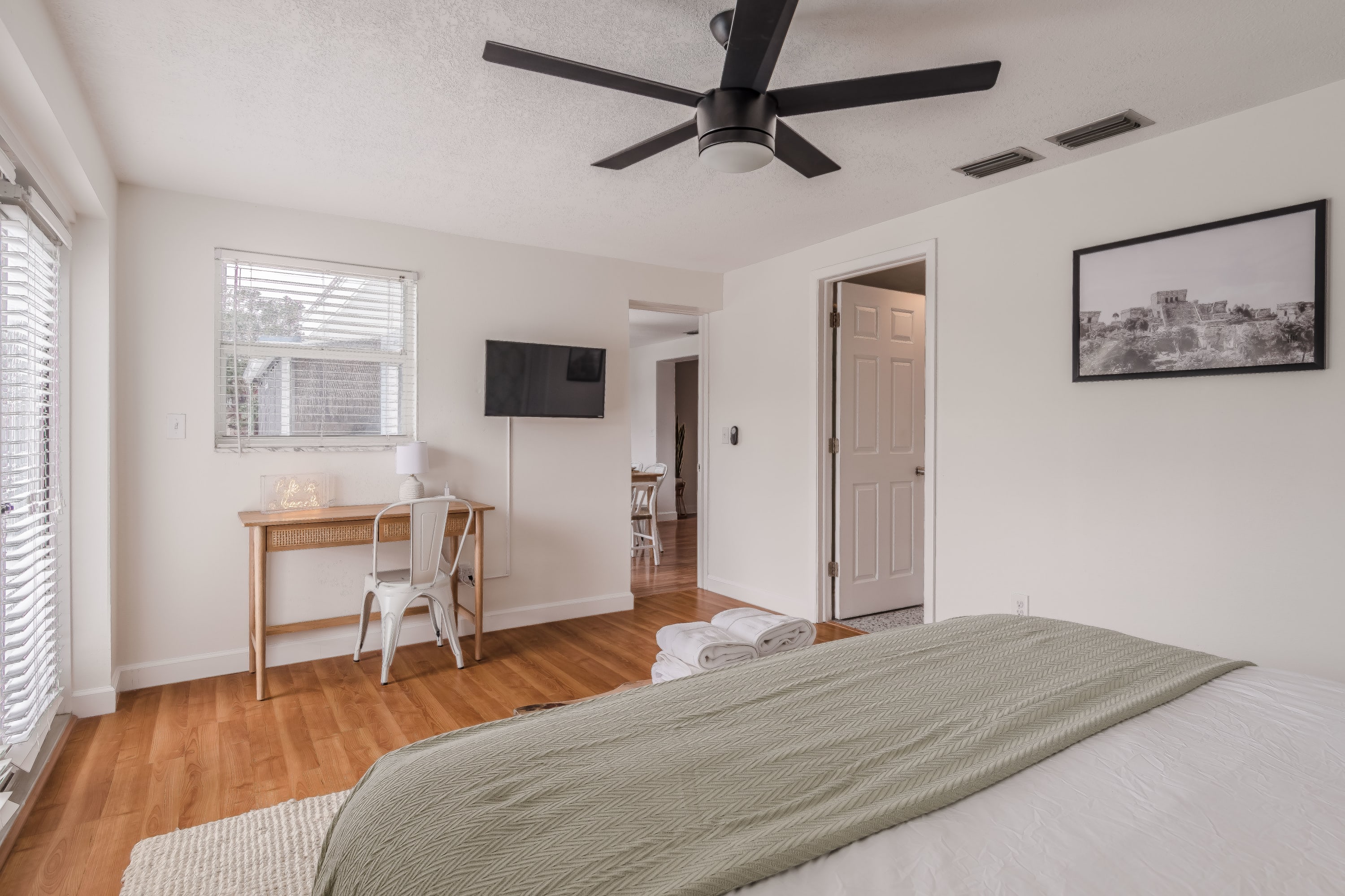 Bedroom overview w/ ceiling fan and relaxed, open layout