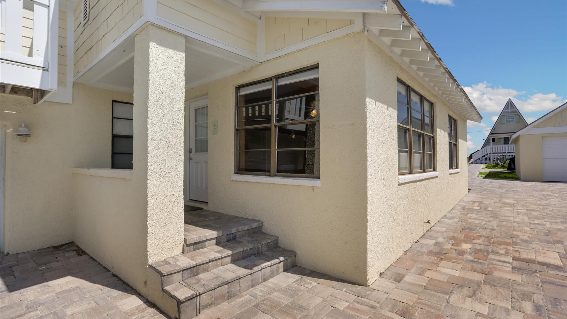Captain's Fleet-Battened Hatches | Wren Beach Rent