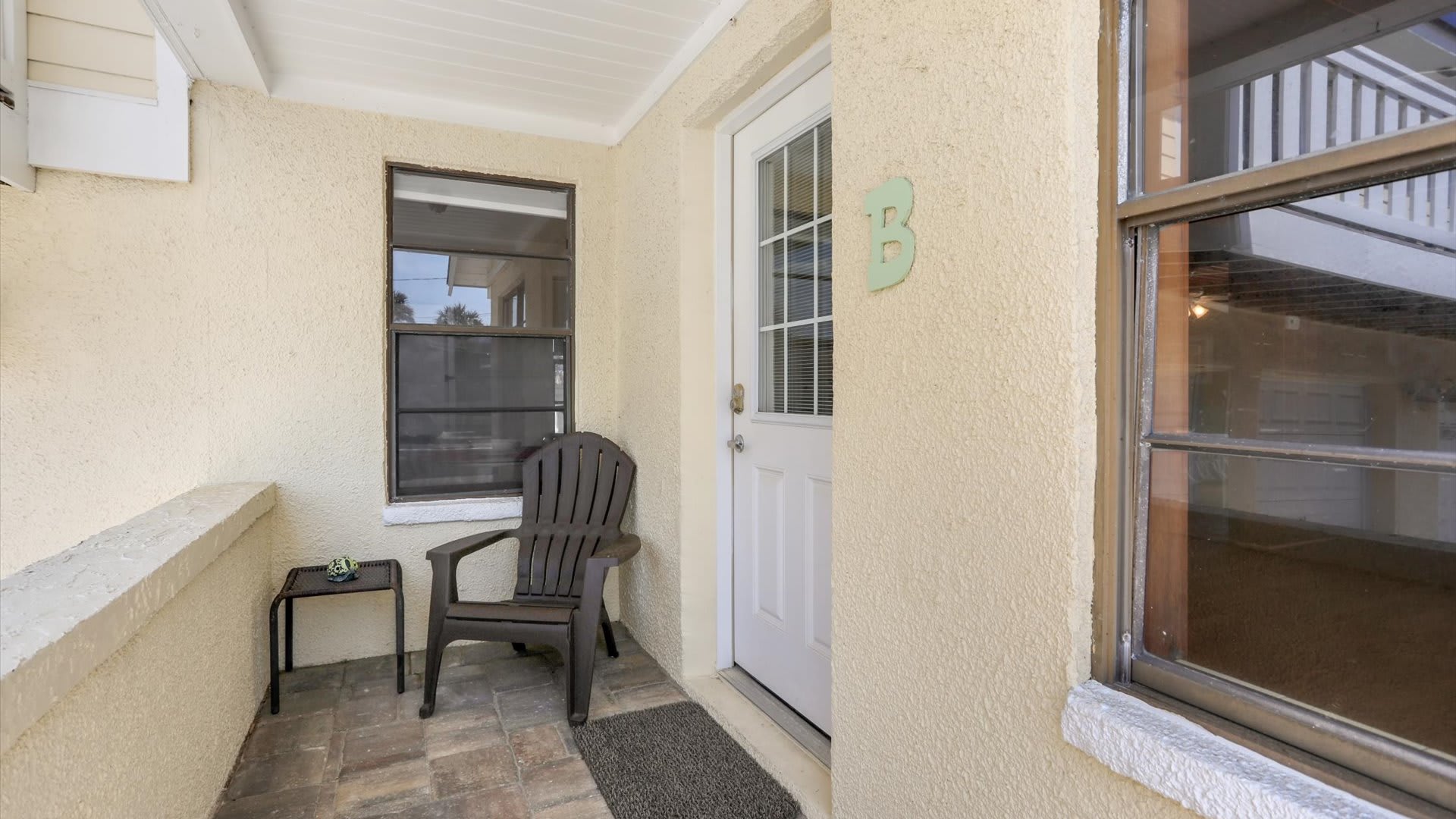 Captain's Fleet-Battened Hatches | Wren Beach Rent