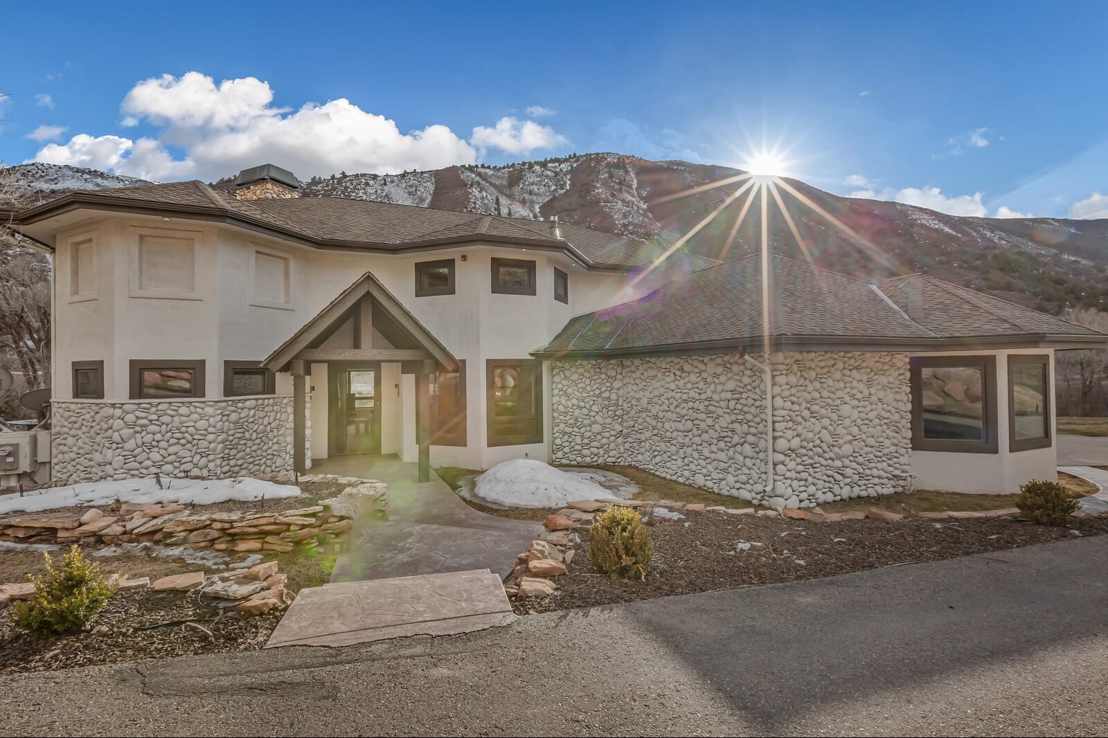 Mountain home w/riverfront & patio