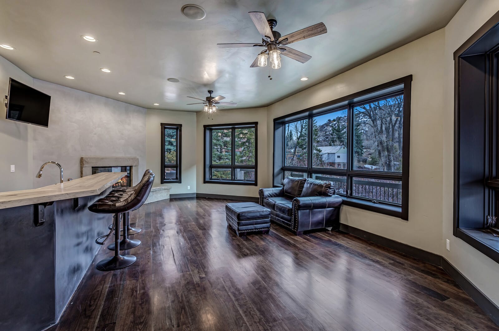 Mountain home w/riverfront & patio