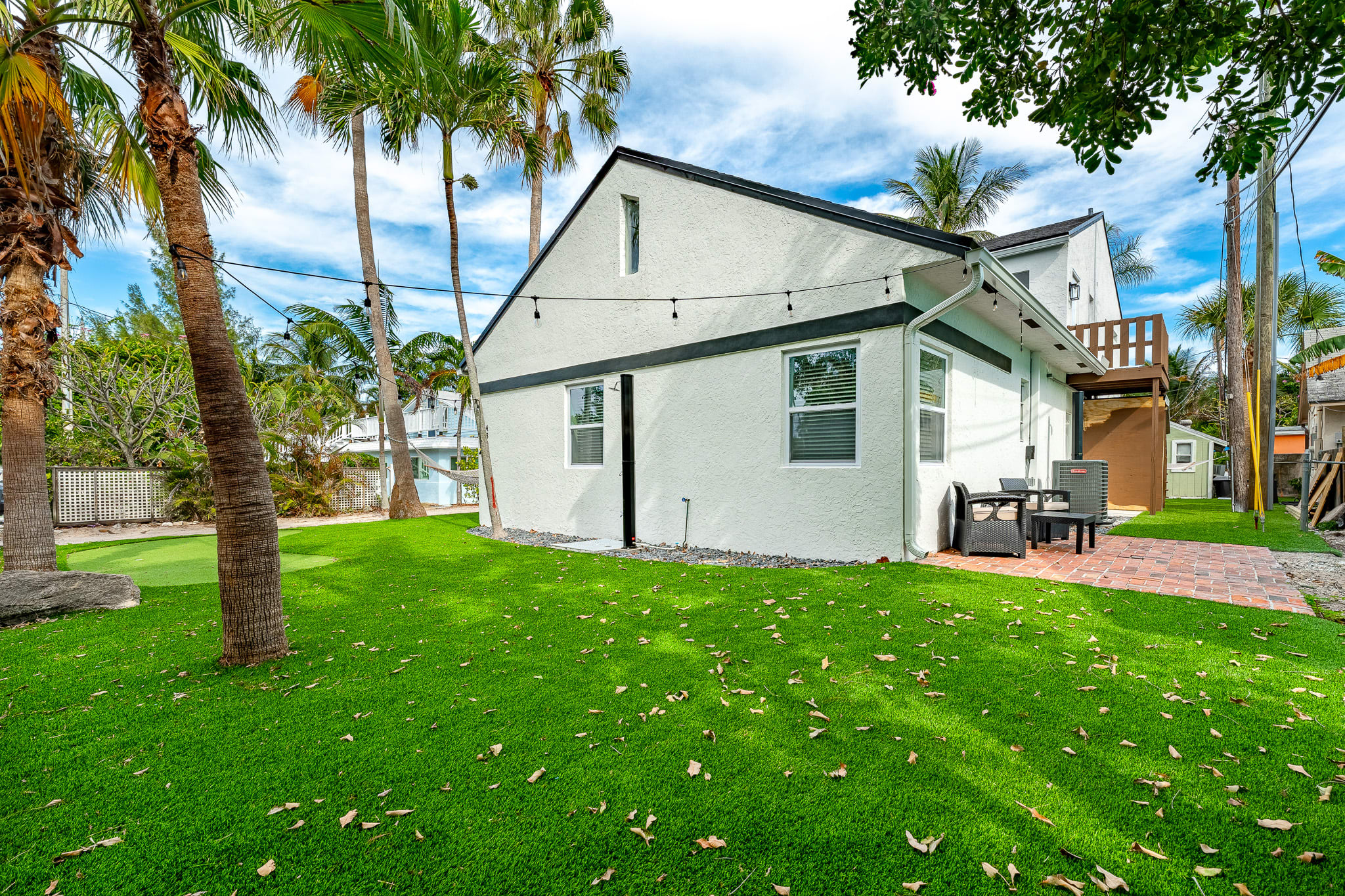 Walk to Beach & Downtown + Outdoor Hammock & Furniture!