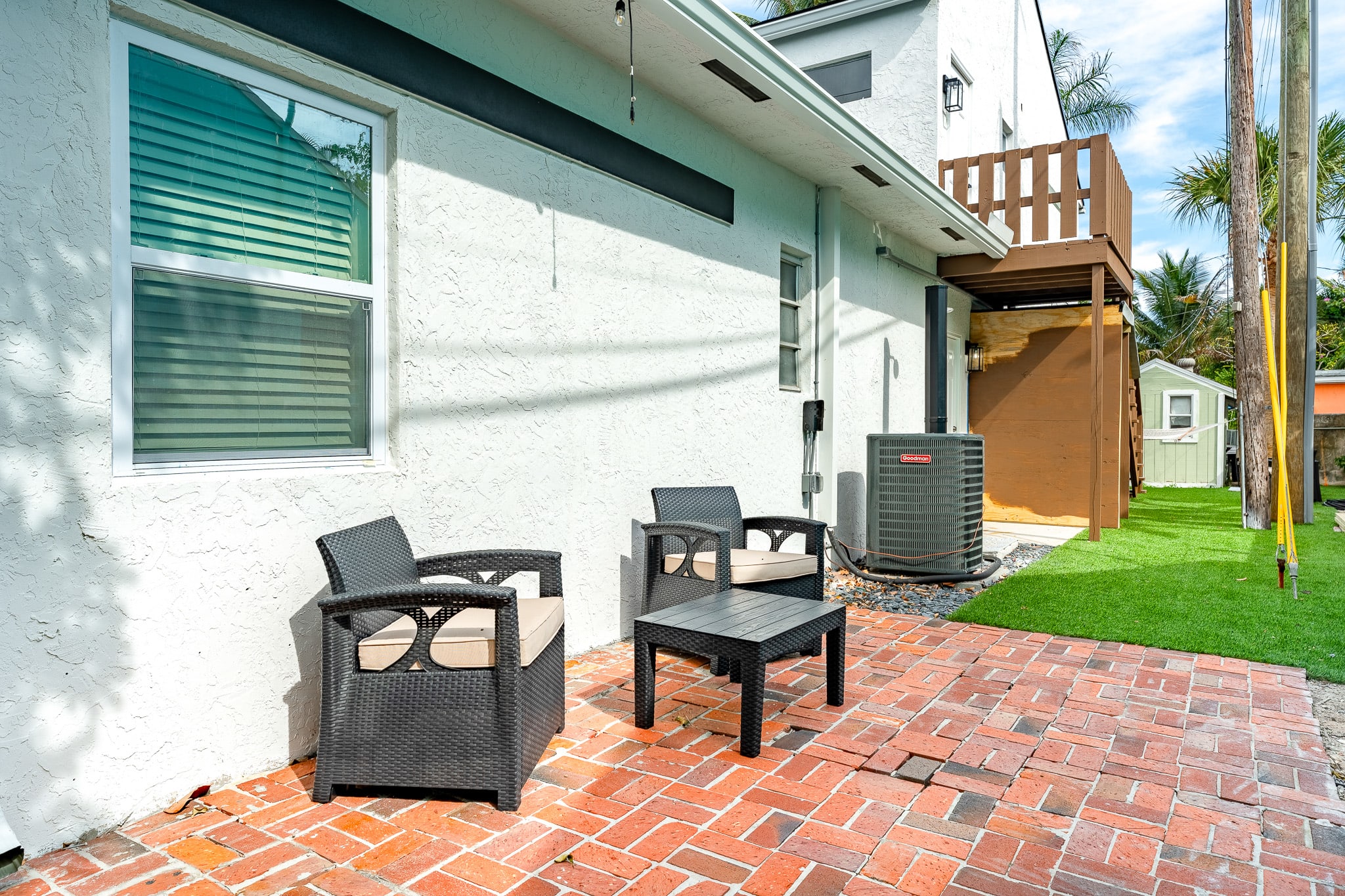 Walk to Beach & Downtown + Outdoor Hammock & Furniture!