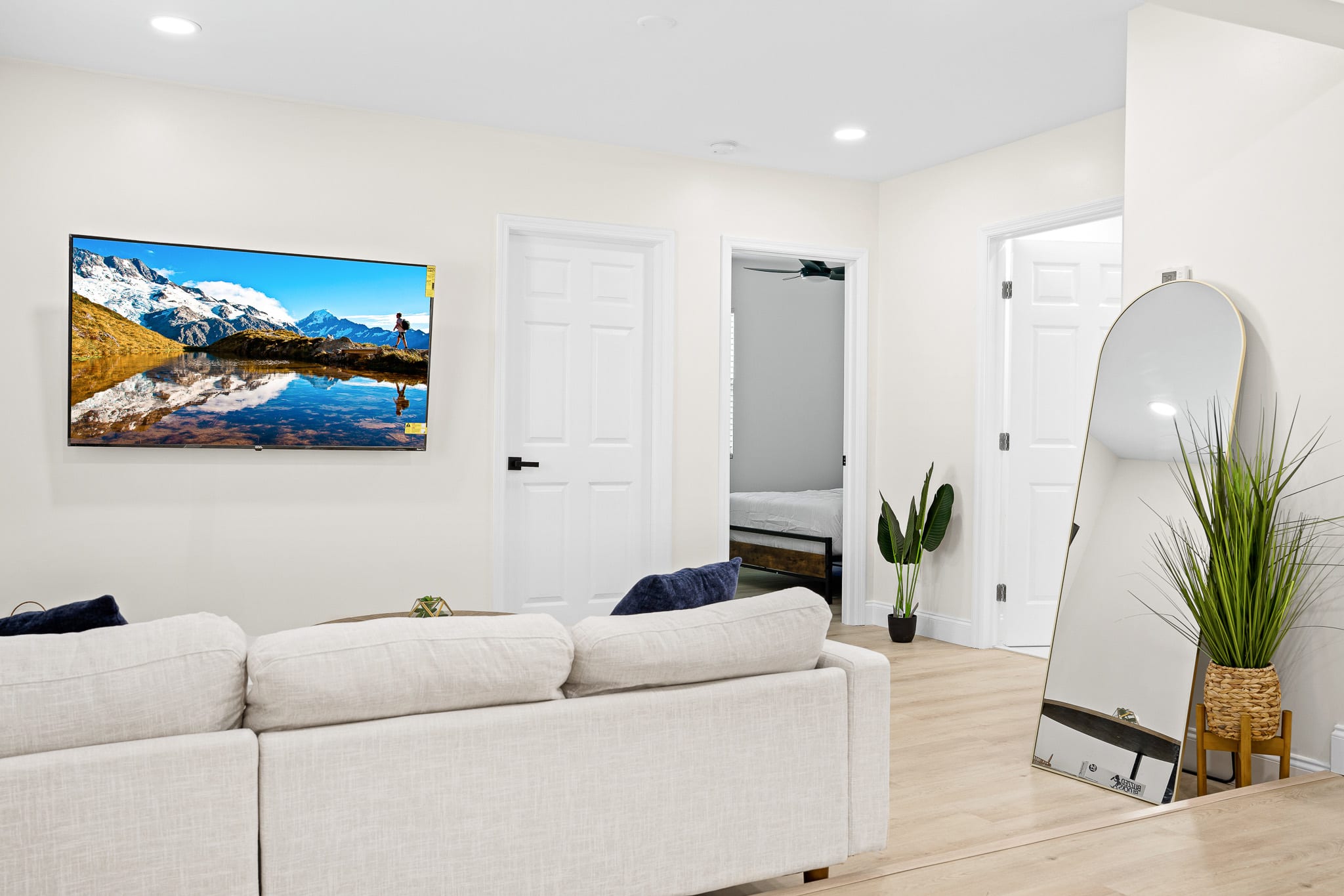 Walk to Beach & Downtown + Outdoor Hammock & Furniture!