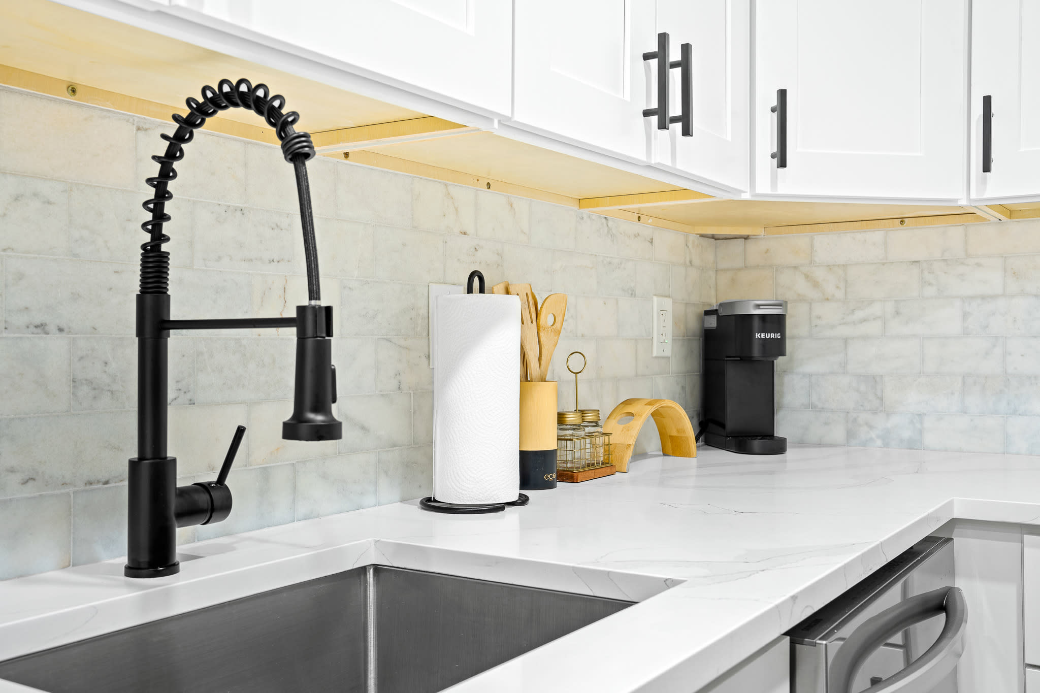 Walk to Beach & Downtown + Outdoor Hammock & Furniture!