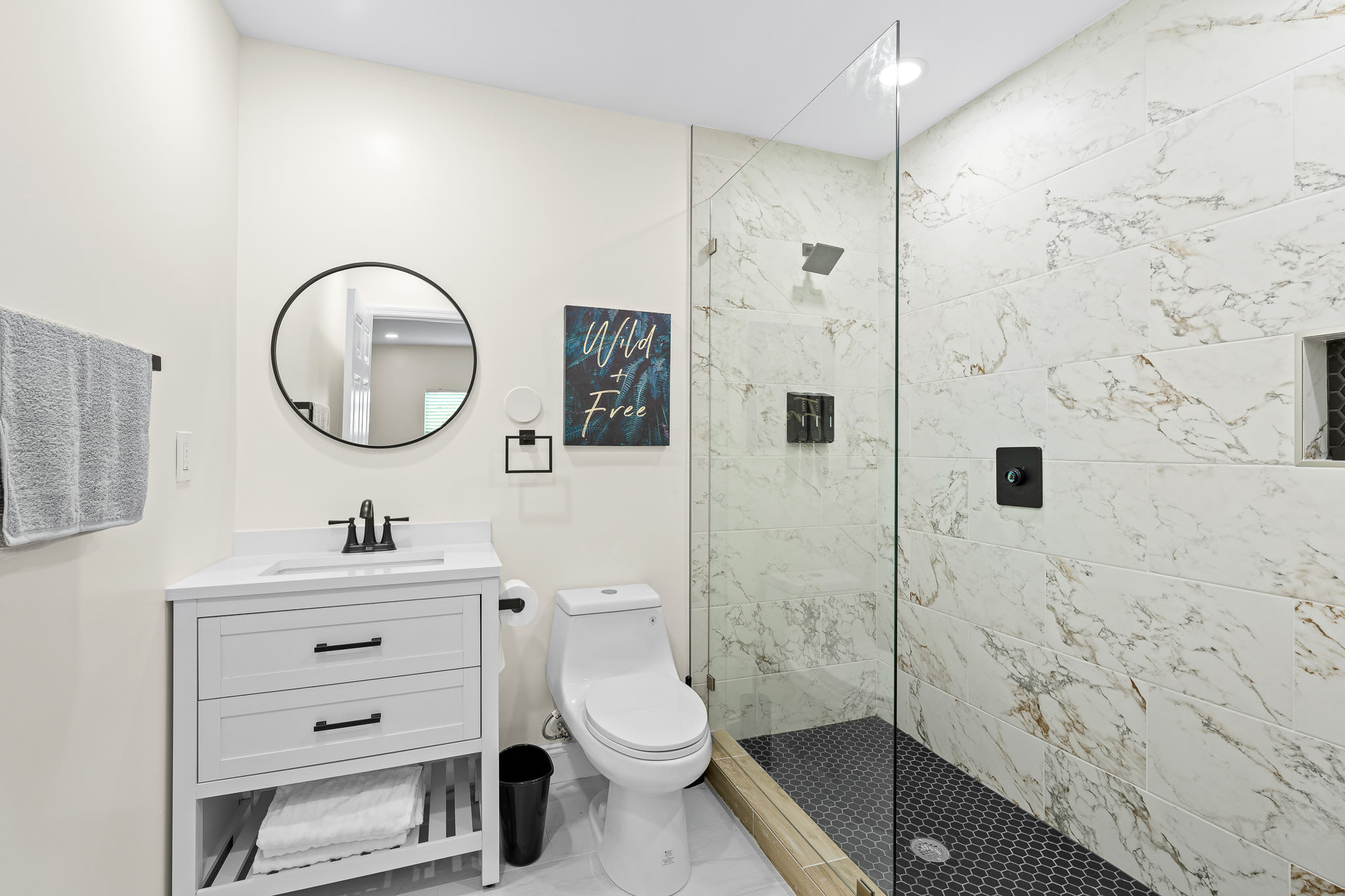 Walk to Beach & Downtown + Outdoor Hammock & Furniture!