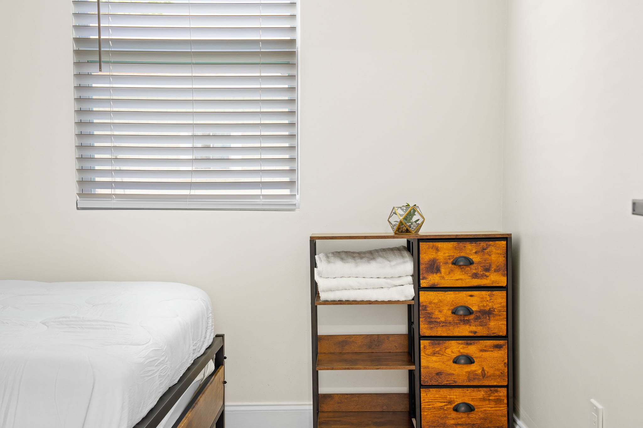 Walk to Beach & Downtown + Outdoor Hammock & Furniture!