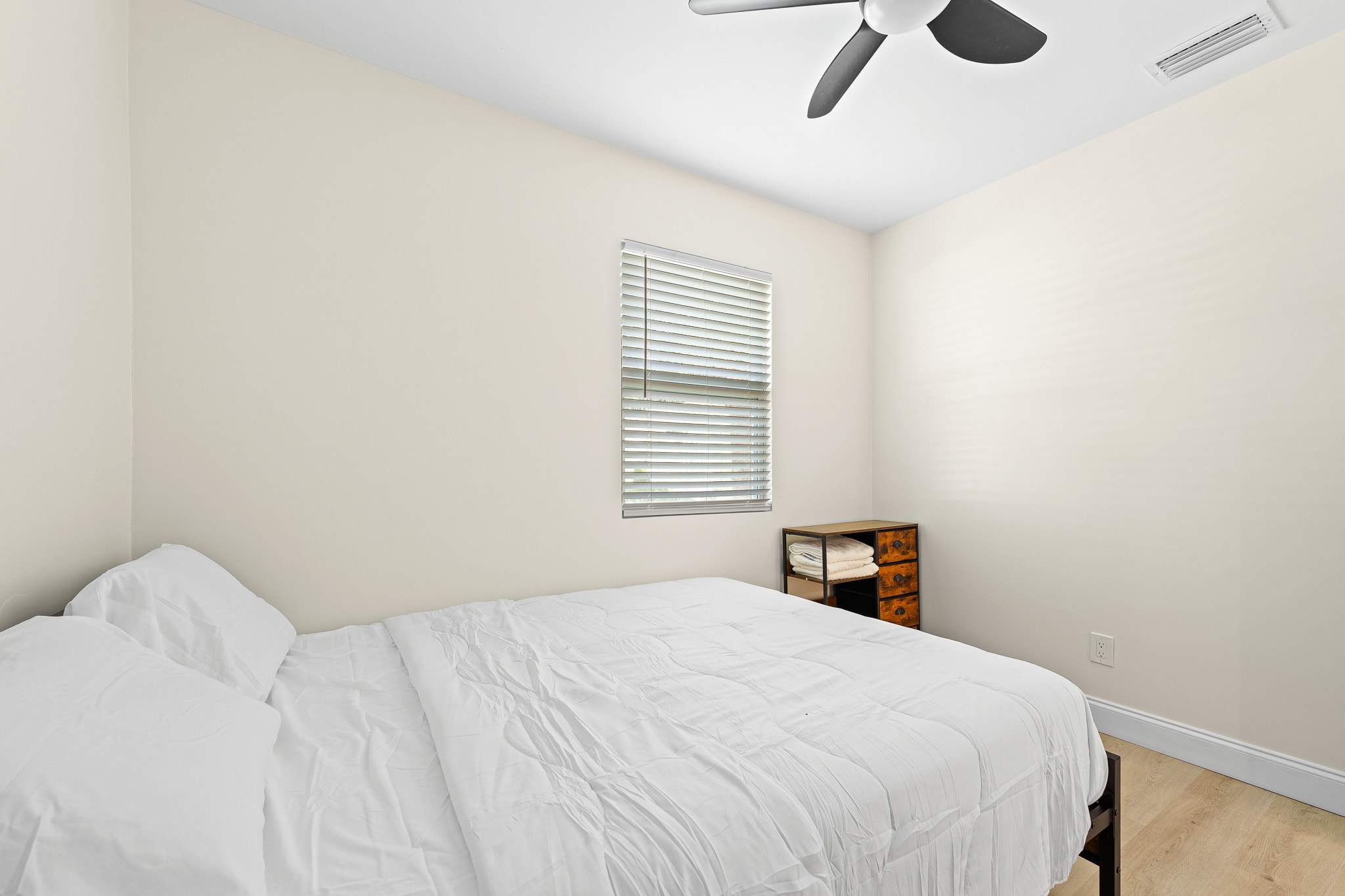 Walk to Beach & Downtown + Outdoor Hammock & Furniture!