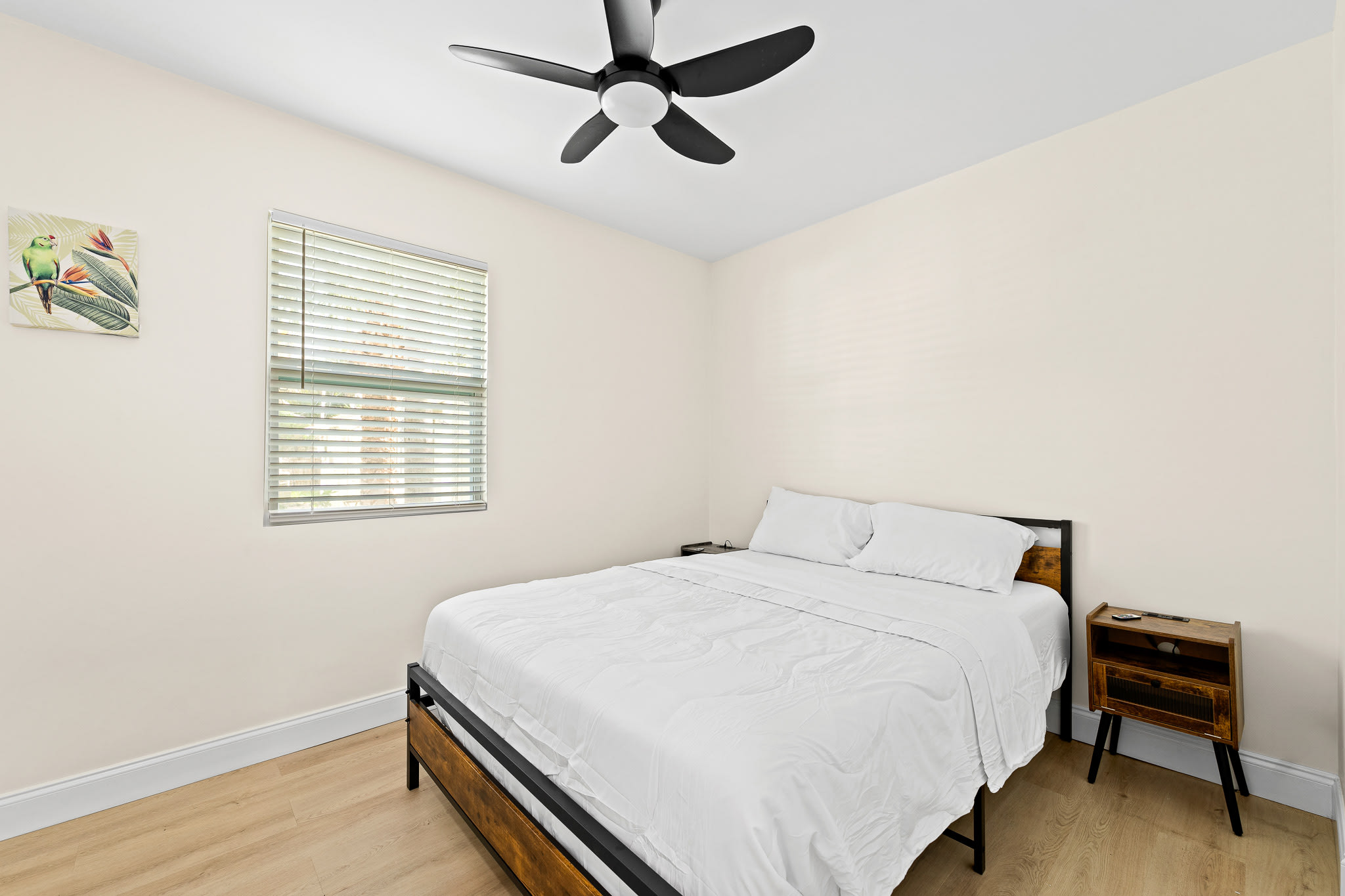 Walk to Beach & Downtown + Outdoor Hammock & Furniture!