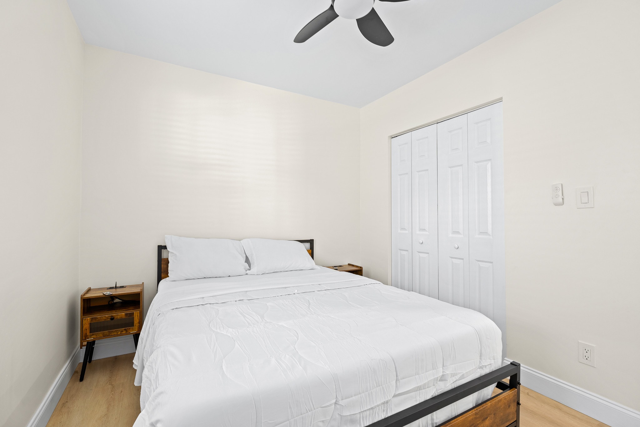 Walk to Beach & Downtown + Outdoor Hammock & Furniture!