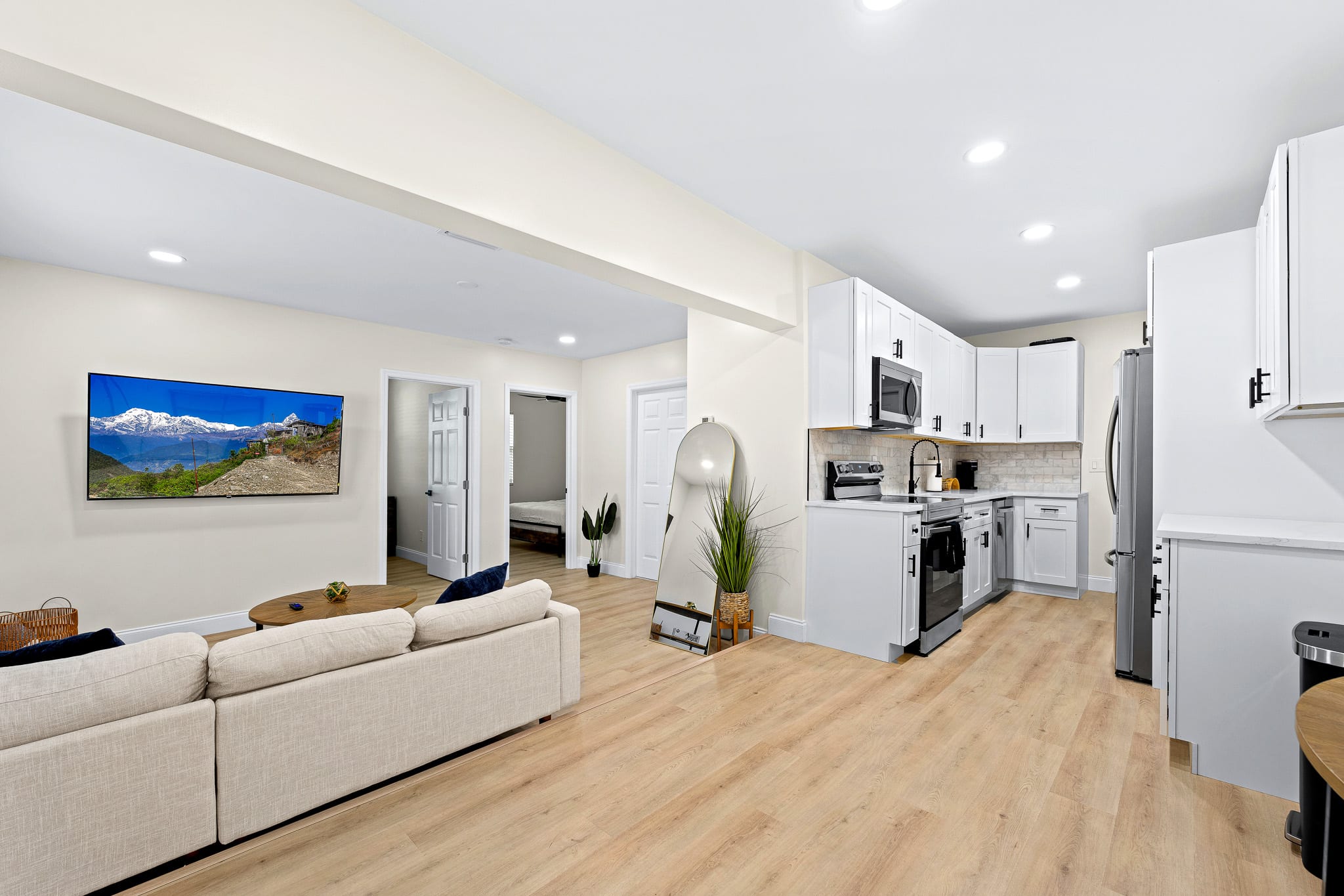 Walk to Beach & Downtown + Outdoor Hammock & Furniture!