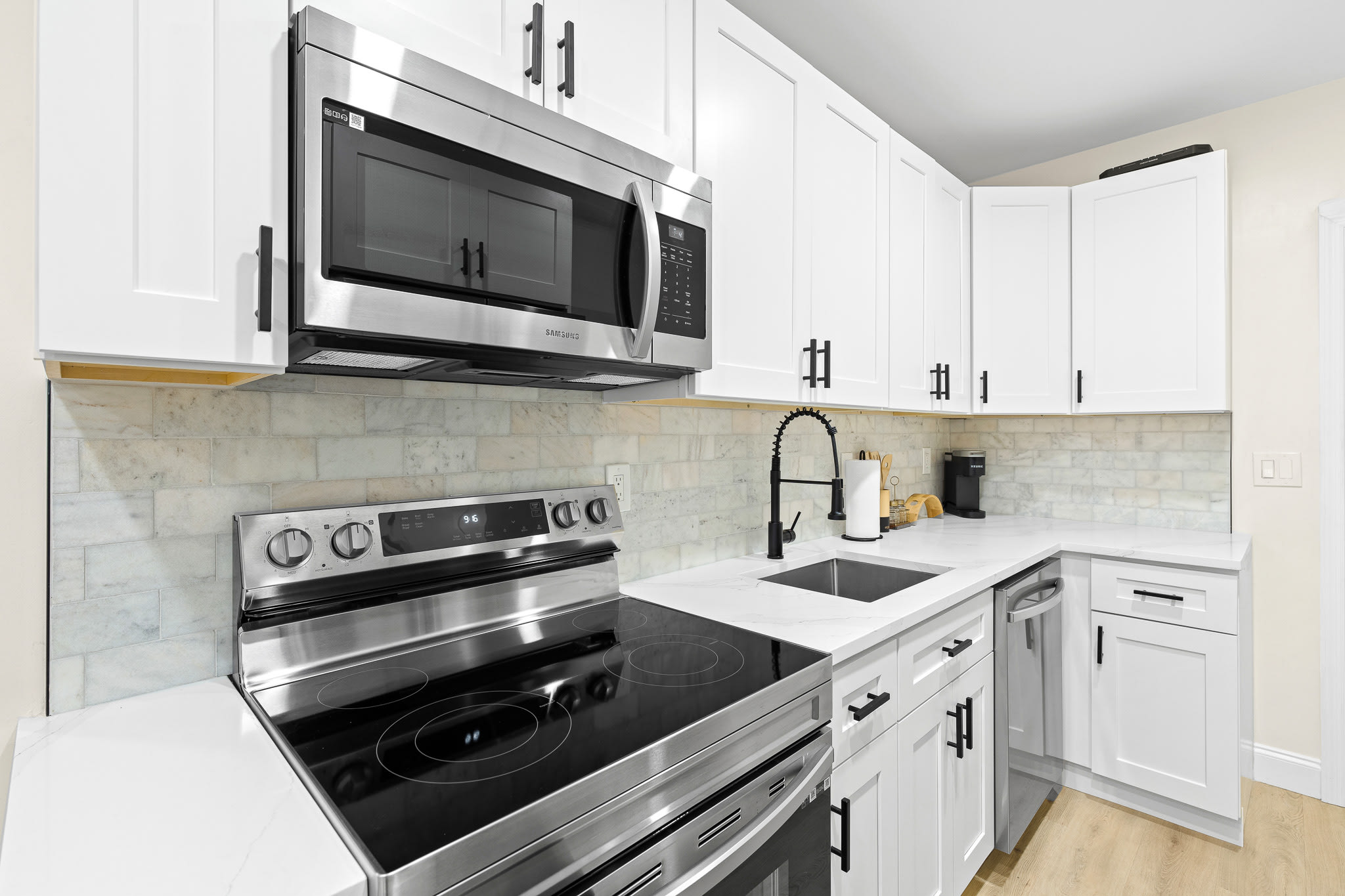 Walk to Beach & Downtown + Outdoor Hammock & Furniture!