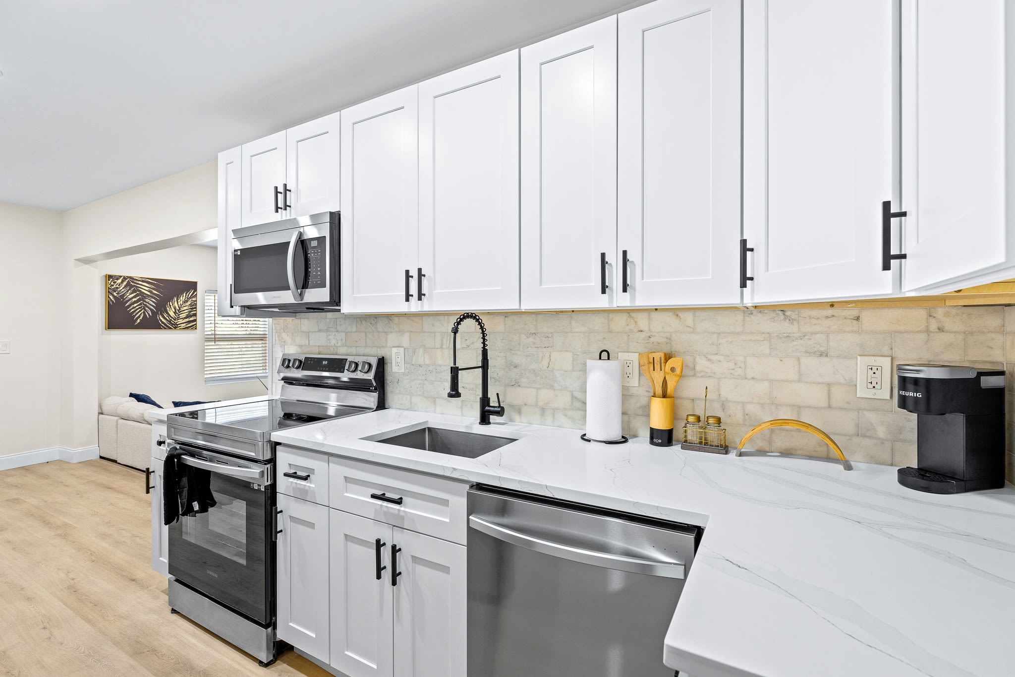 Walk to Beach & Downtown + Outdoor Hammock & Furniture!