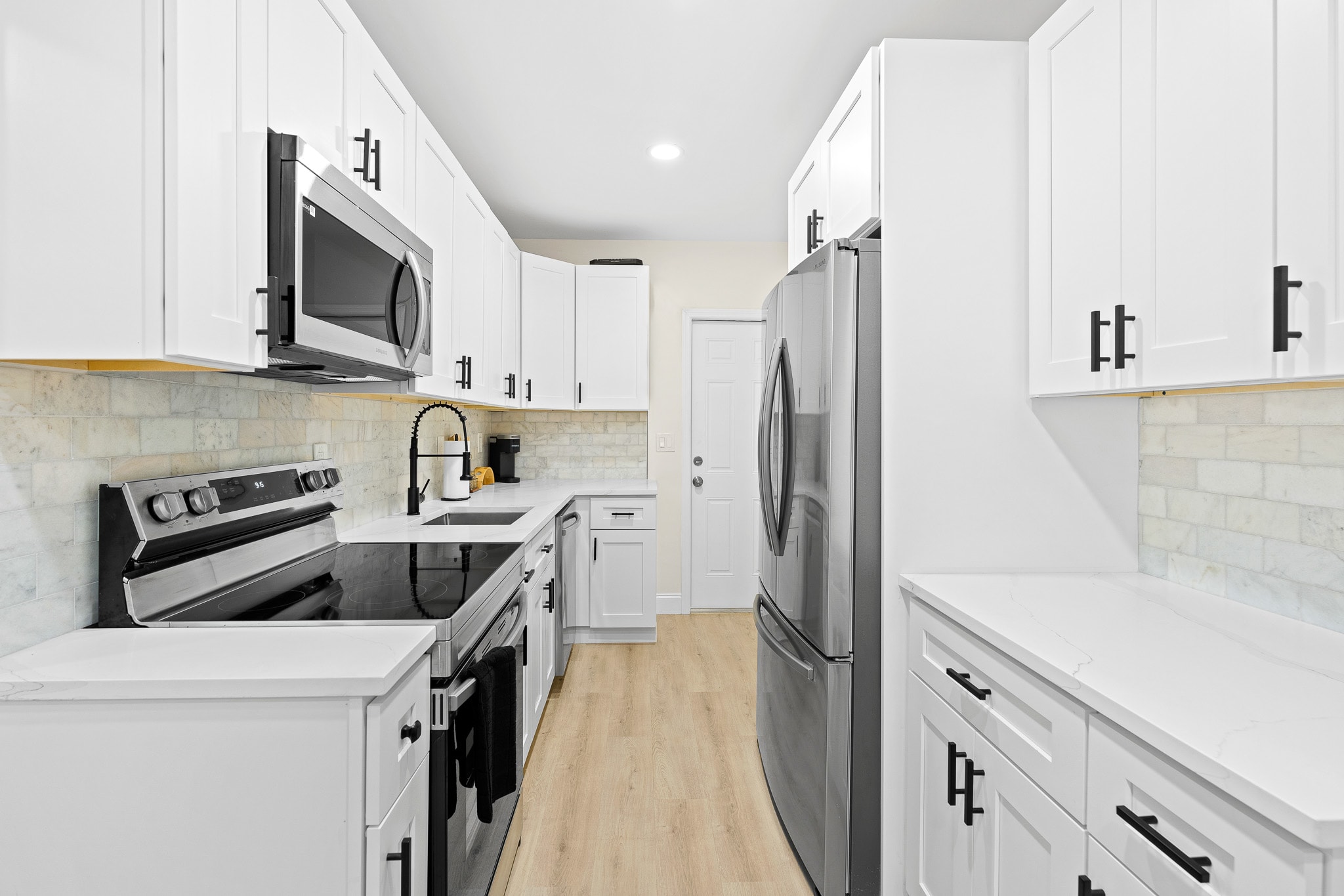 Walk to Beach & Downtown + Outdoor Hammock & Furniture!