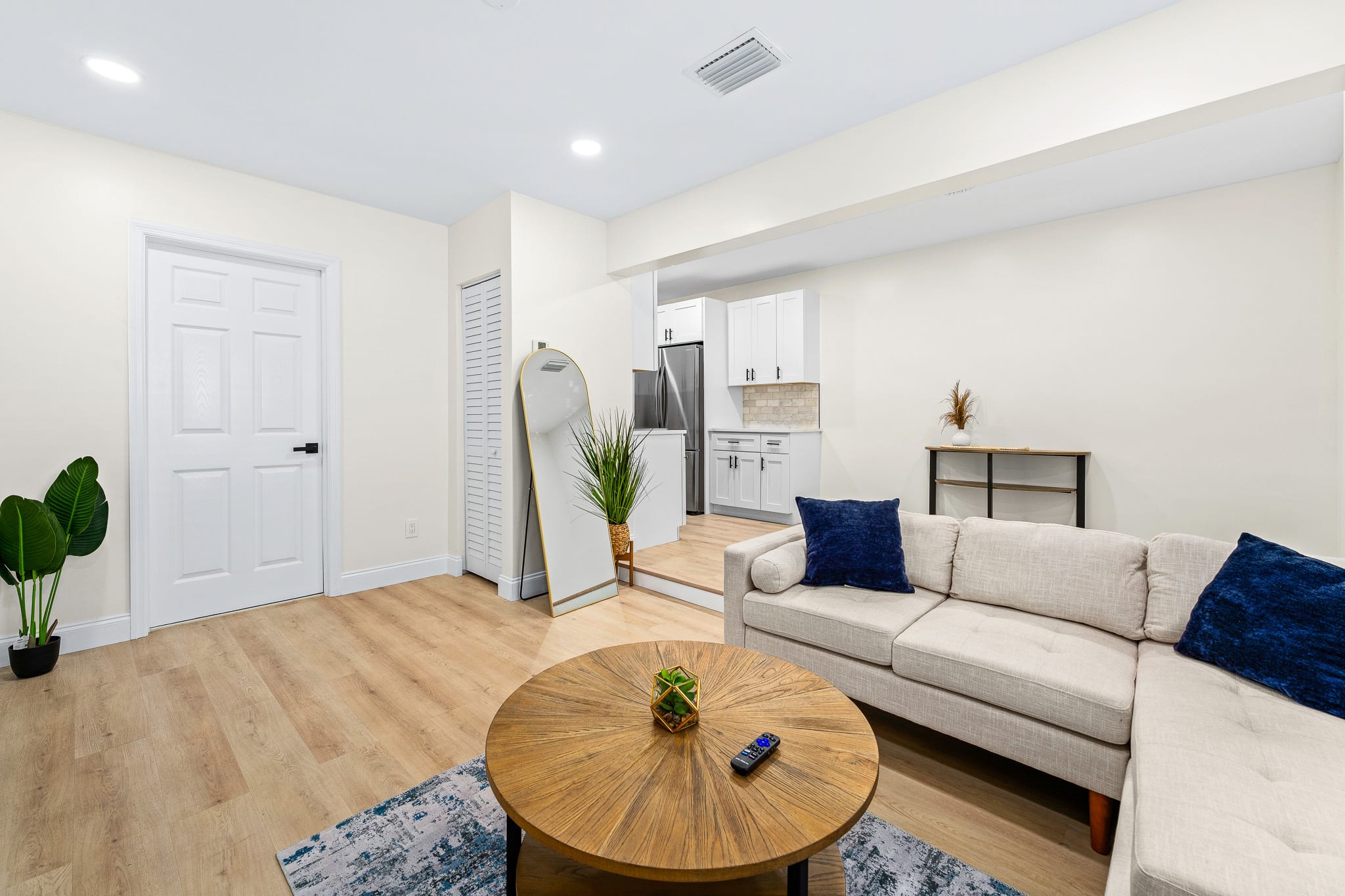 Walk to Beach & Downtown + Outdoor Hammock & Furniture!