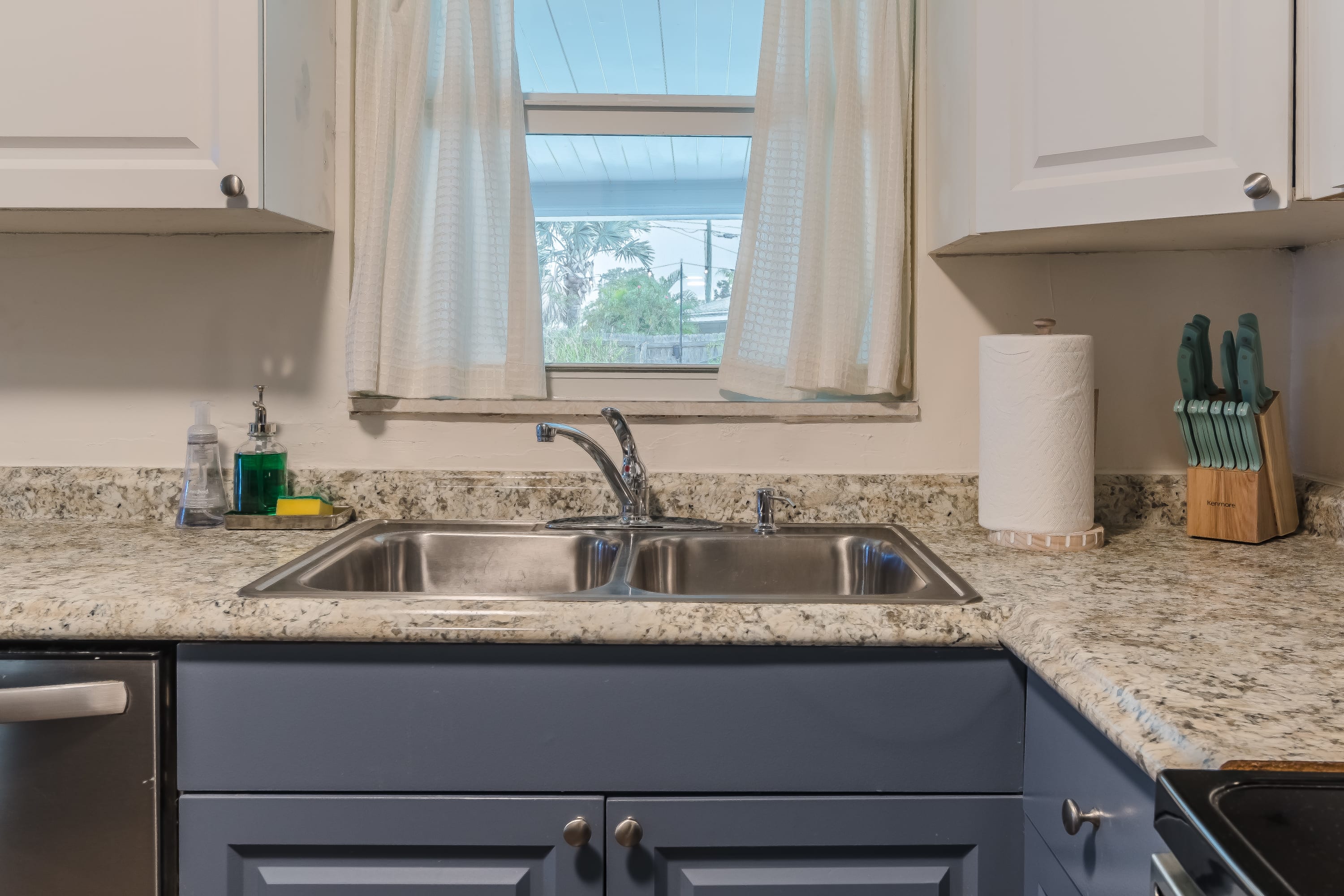 Tropical home w/pool & tiki patio