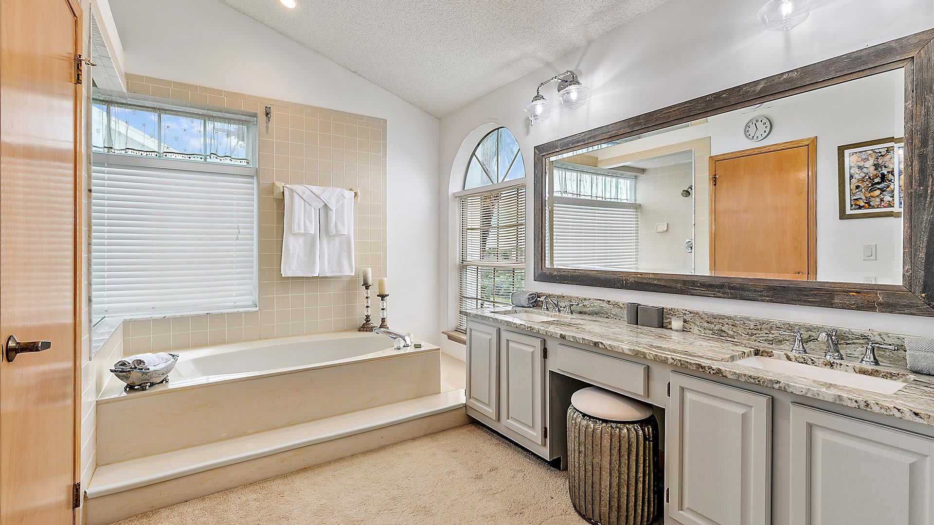 Foxy's Retreat | Wren Beach Rentals by Portoro
