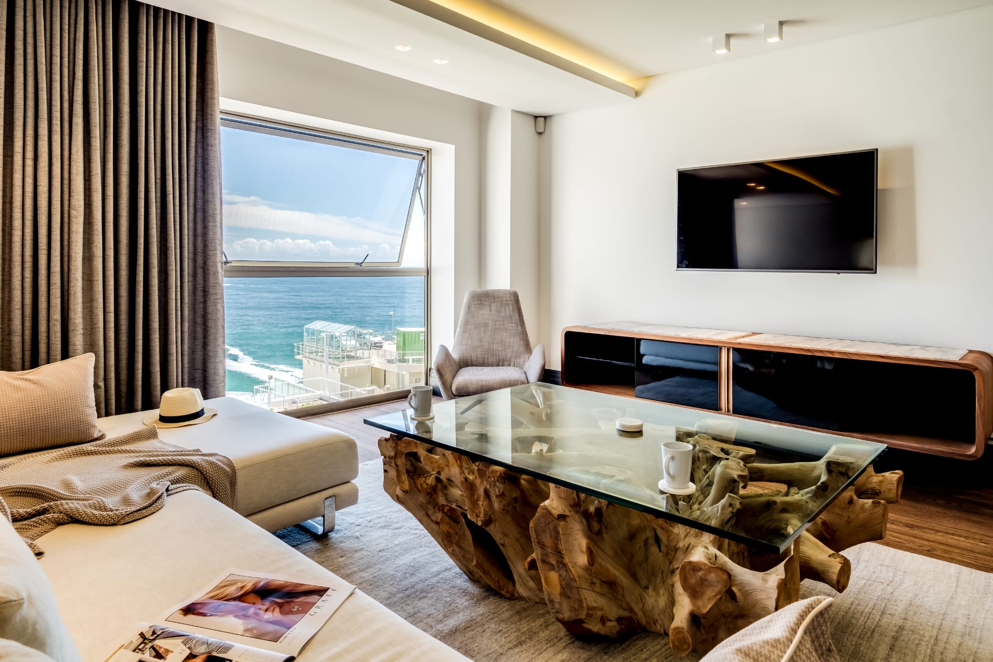 Chic Apartment w Amazing Views Dunmore Luxe | Photo 3