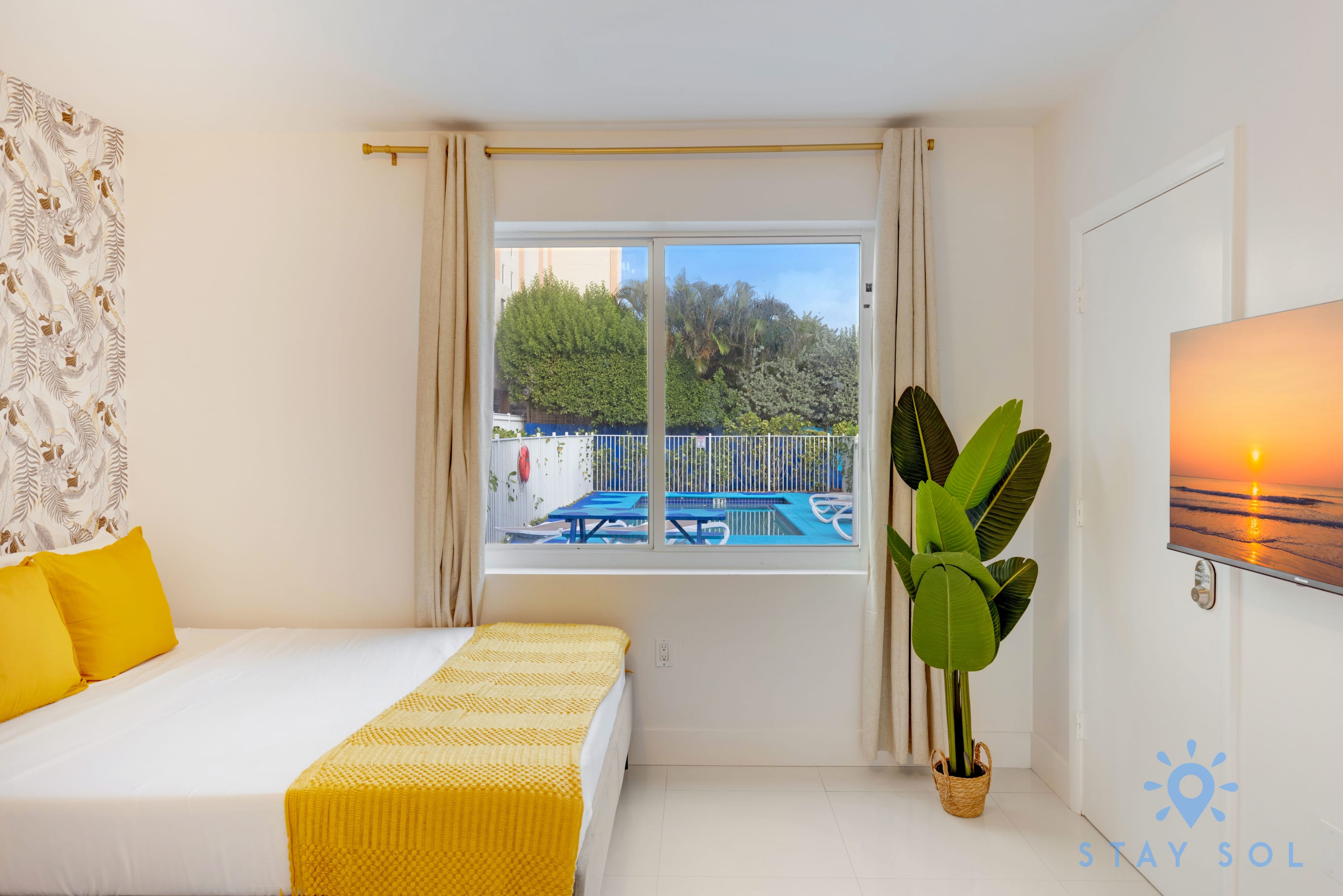 2BR+ Pool + Hollywood Broadwalk Haven
