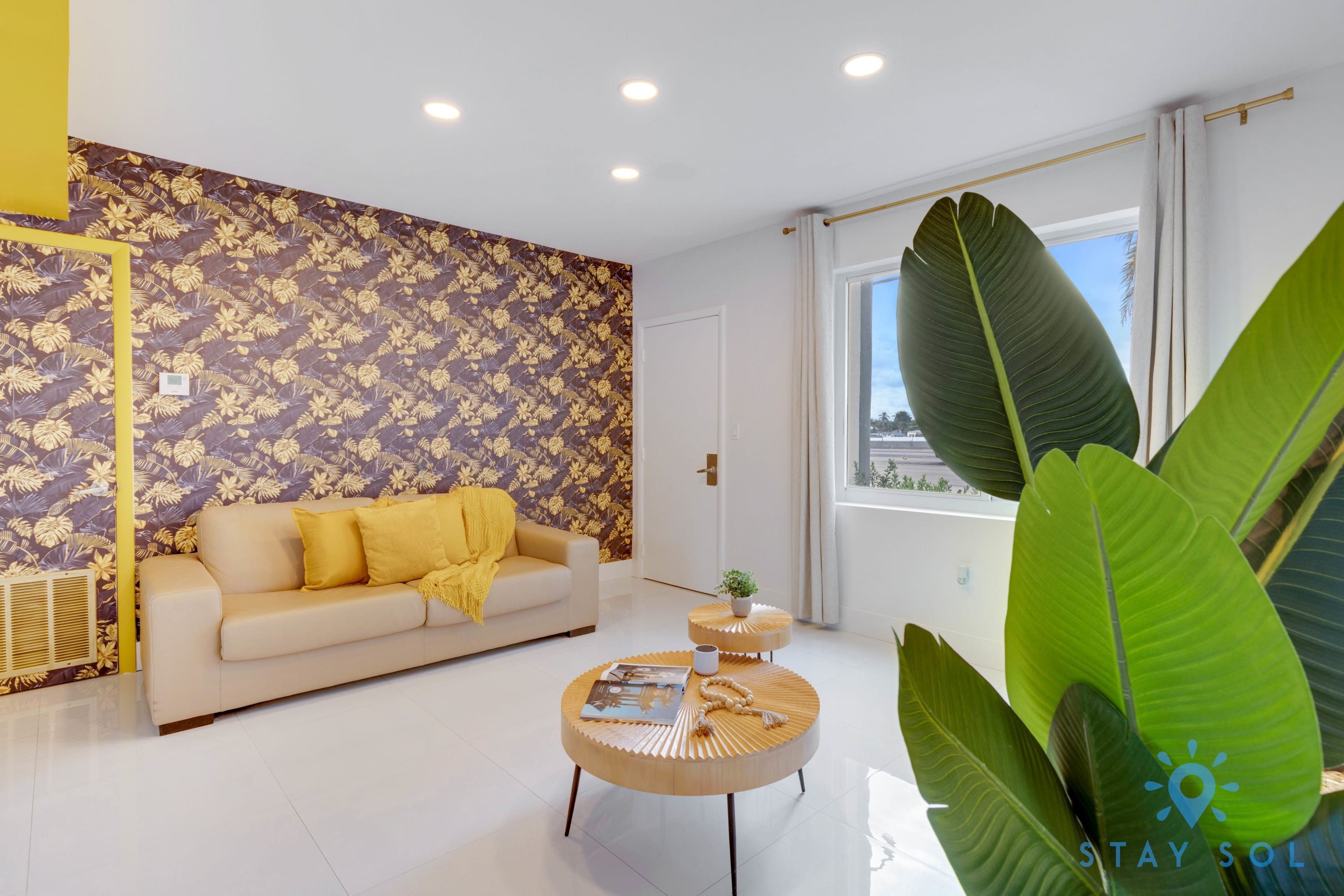 2BR+ Pool + Hollywood Broadwalk Haven