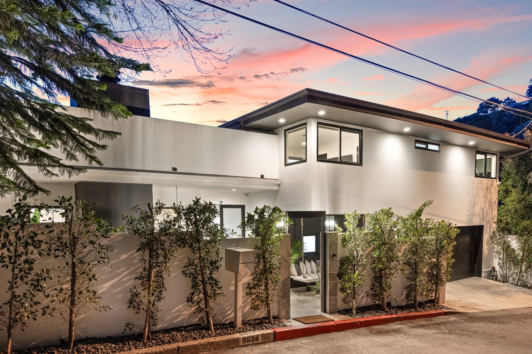 Experience the allure of Hollywood with Stay Awhile Villas' curated rentals.