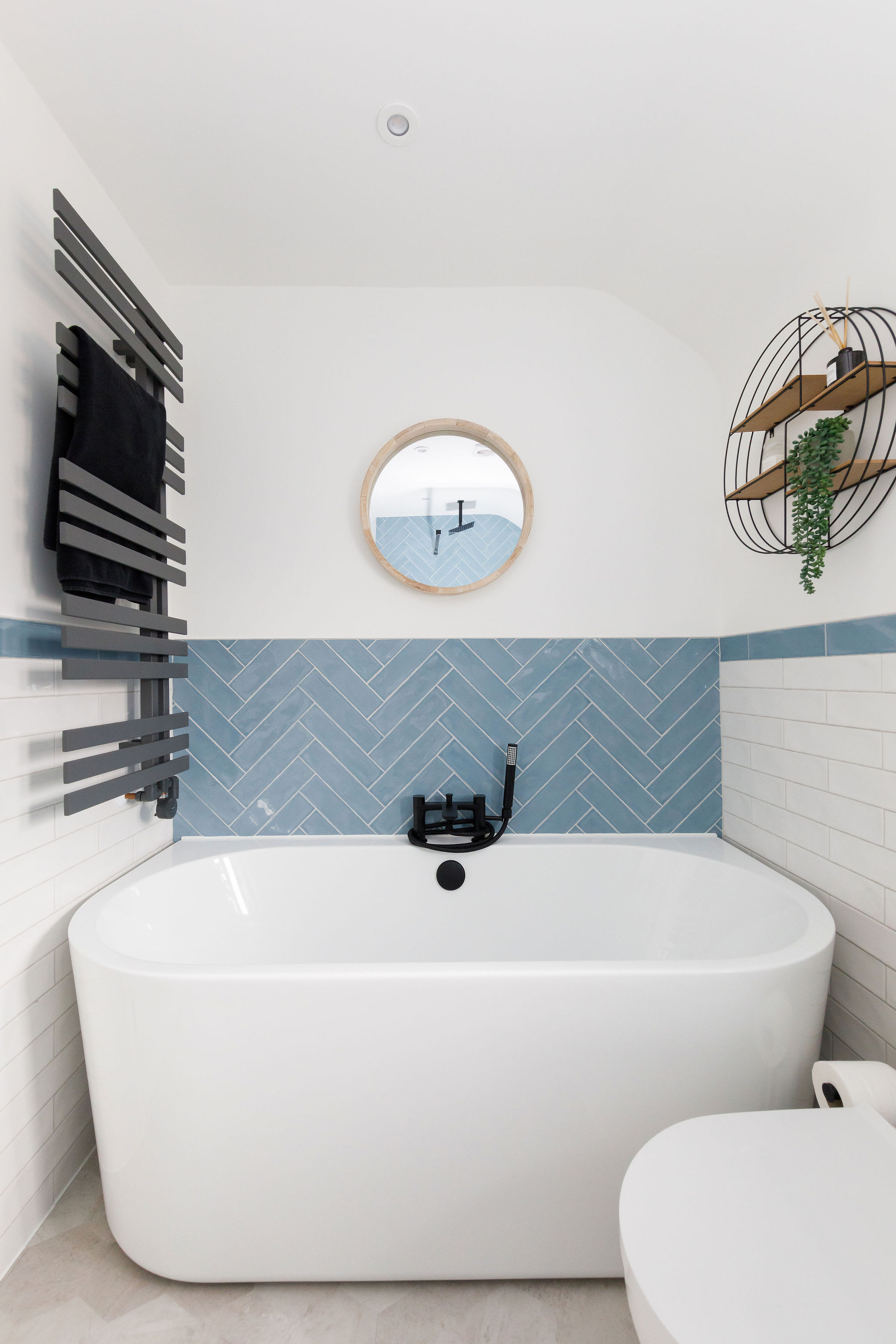 Relax in the separate freestanding bath.