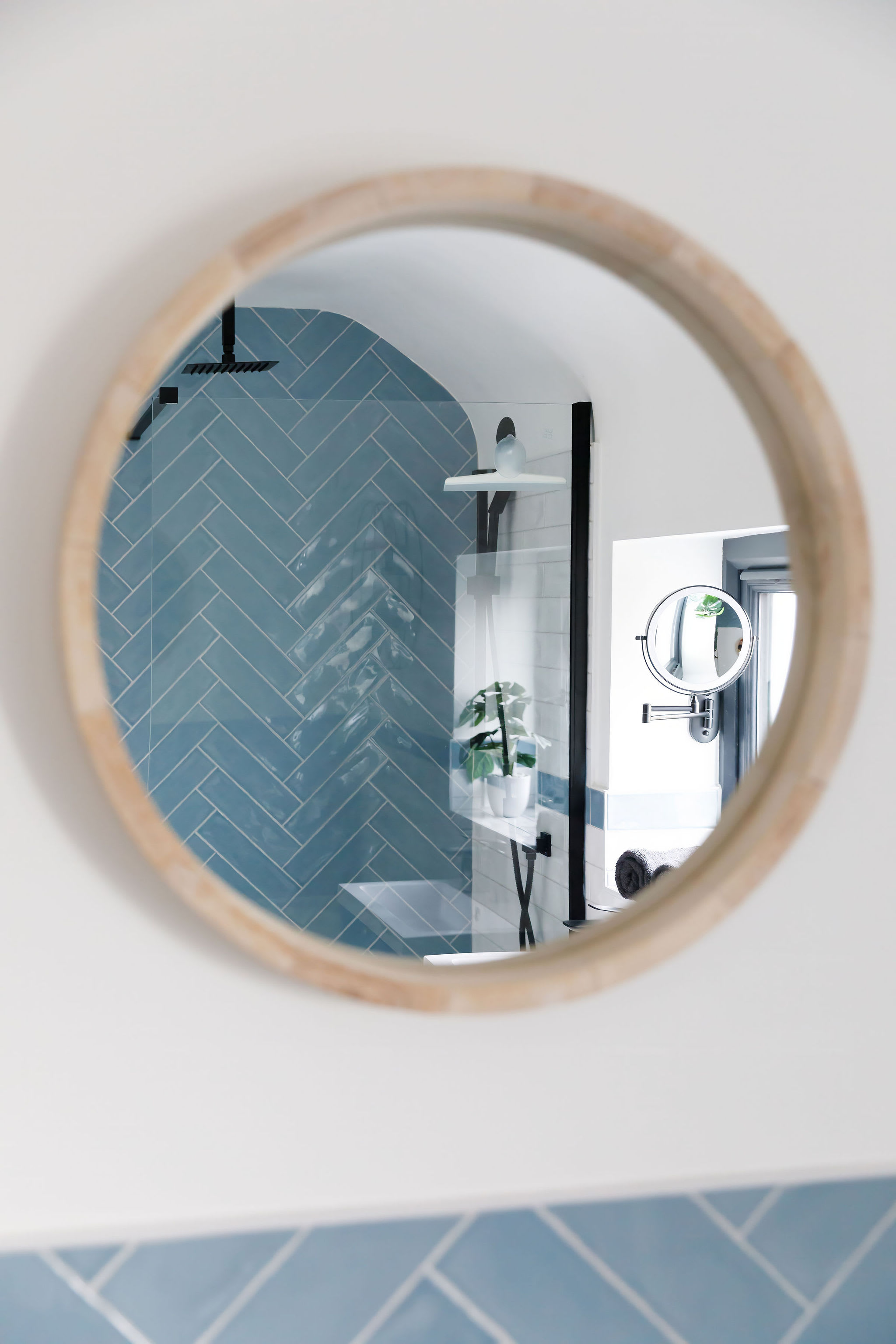 The beautifully appointed bathroom has tranquil blue & white tiling.